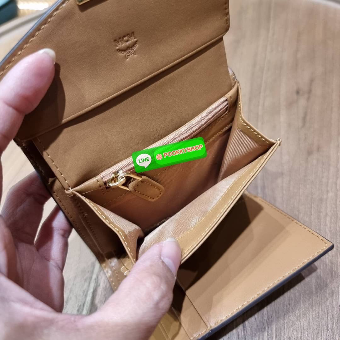 MCM PATRICIA THREE-FOLD WALLET IN VISETOS ดีไซน์ใหม่ กระเป๋าสตางค์ใบเล็ก รุ่นฝาพับ unisex ใช้ได้ทั้งหนุ่มๆและสาวๆน้า ใช้งานง่าย ด้วยกระดุมโลโก้ พกพาง่าย วัสดุหนังแคนวาสคุณภาพดี ภายในเป็นหนังแท้ นิ่ม สวย ใส่บัตรได้เยอะ ใส่ธนบัตรได้ทุกชนิด👍👍