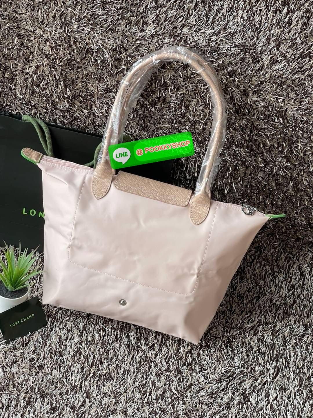 LONGCHAMP LE PLIAGE GREEN Shoulder bag S กระเป๋าใบนี้ดึงดูดใจคุณด้วยรูปทรงมินิมอลและกะทัดรัด หูกระเป๋าที่ยาวช่วยให้คุณสะพายไหล่ได้อย่างสบาย การปิดด้วยซิปช่วยให้มั่นใจได้ว่าสิ่งของทั้งหมดของคุณปลอดภัย Longchamp ดึงแรงบันดาลใจจาก origami สร้าง LE Pliage Gre