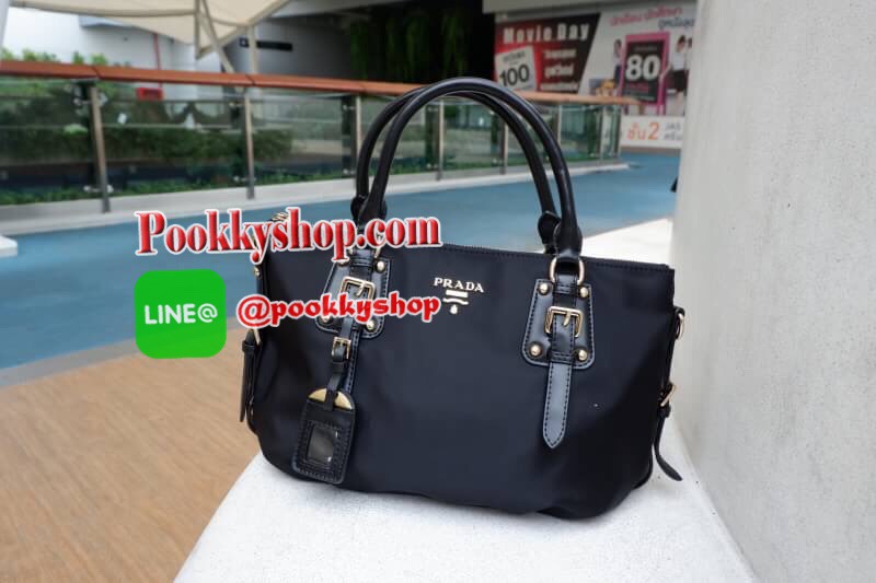 มีถุงผ้า ***ฟรีemsค่ะ งานพรีเมี่ยมกิ้ฟ จากเคาเตอร์ต่างประเทศคะ 🐼รุ่น Limited edition ค่า กระเป๋าอเนกประสงค์ จากแบรนด์ PRADA เป็น กระเป๋าผ้าไนล่อน ตามแบบฉบับของแบรนด์เลย หลงรักเลยคะ สะพายไหล่ได้ ถือก็สวยๆ มีสายยาวค่ะ ใช้แล้วสวยมากๆคุ้มเกินราคารับปร
