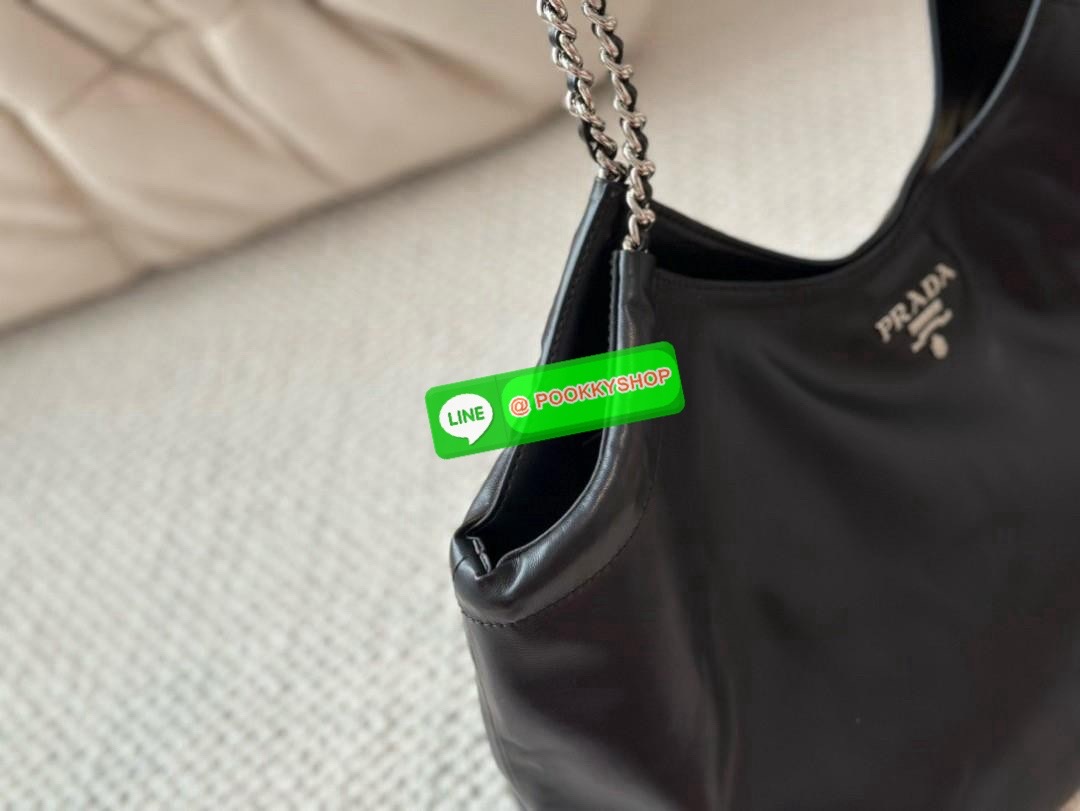 NEW ARRIVALS!! งานใบใหญ่สะพายไหล่ อะไหล่เงิน แบรนด์ PRADA เนื้อกระเป๋าหนังนิ่ม หนังสีดำเต็มไป เปิดปิดด้วยกระดุมแม่เหล็ก ใส่ของได้เยอะเว่อร์ IPAD สมุด หนังสือ A4ได้สบายๆ ด้านในบุผ้าปั้มแบรนด์อย่างดี สะพายแล้วให้ความรู้สึกหรูหราแบบเท่ๆมากค่ะ ด้านล่างมีหมุดร