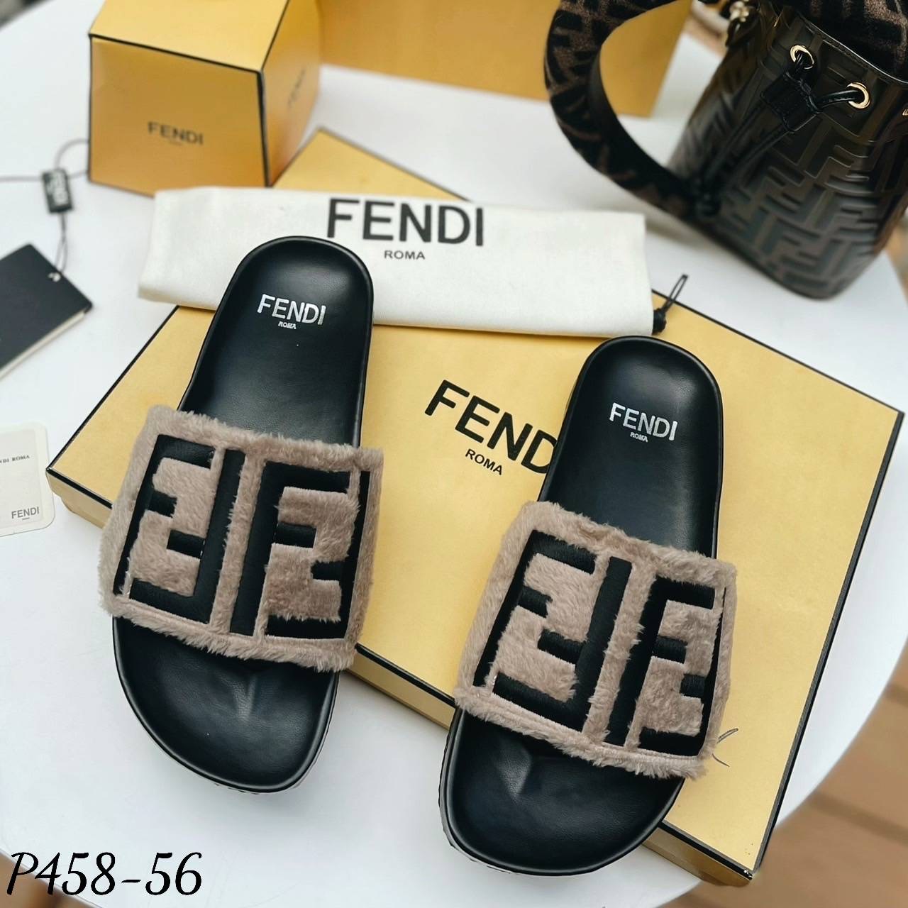 พร้อมส่ง งานมาใหม่ล่าสุดเลยค๊า รองเท้าแตะ ส้นแบน งานFe ndi. ขนเฟอร์นุ่มๆ งานปักโลโก้ น่ารักมากกกๆ ค่ะ นุ่ม ใส่สบาย มาไม่มากน้า รีบจัดเลยค๊า