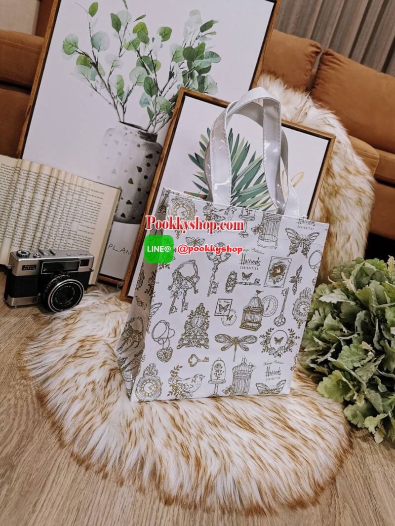 ลายนี้เข้าแล้วนะคะ! พร้อมส่งไอเท็มยอดนิยม! Harrods London Top-handle Shopping Bag กระเป๋า Shopping แบรนด์ดังจากอังกฤษรุ่นยอดนิยมวัสดุ PVC+Polyester 100% ของแท้เนื้อหนาอยู่ทรงกันน้ำ ขนาดกำลังดี น้ำหนักเบา เปิดปิดด้วยซิปสะดวกใช้หัวซิปปั้มโลโก้แบรนด์อะไหล่เง