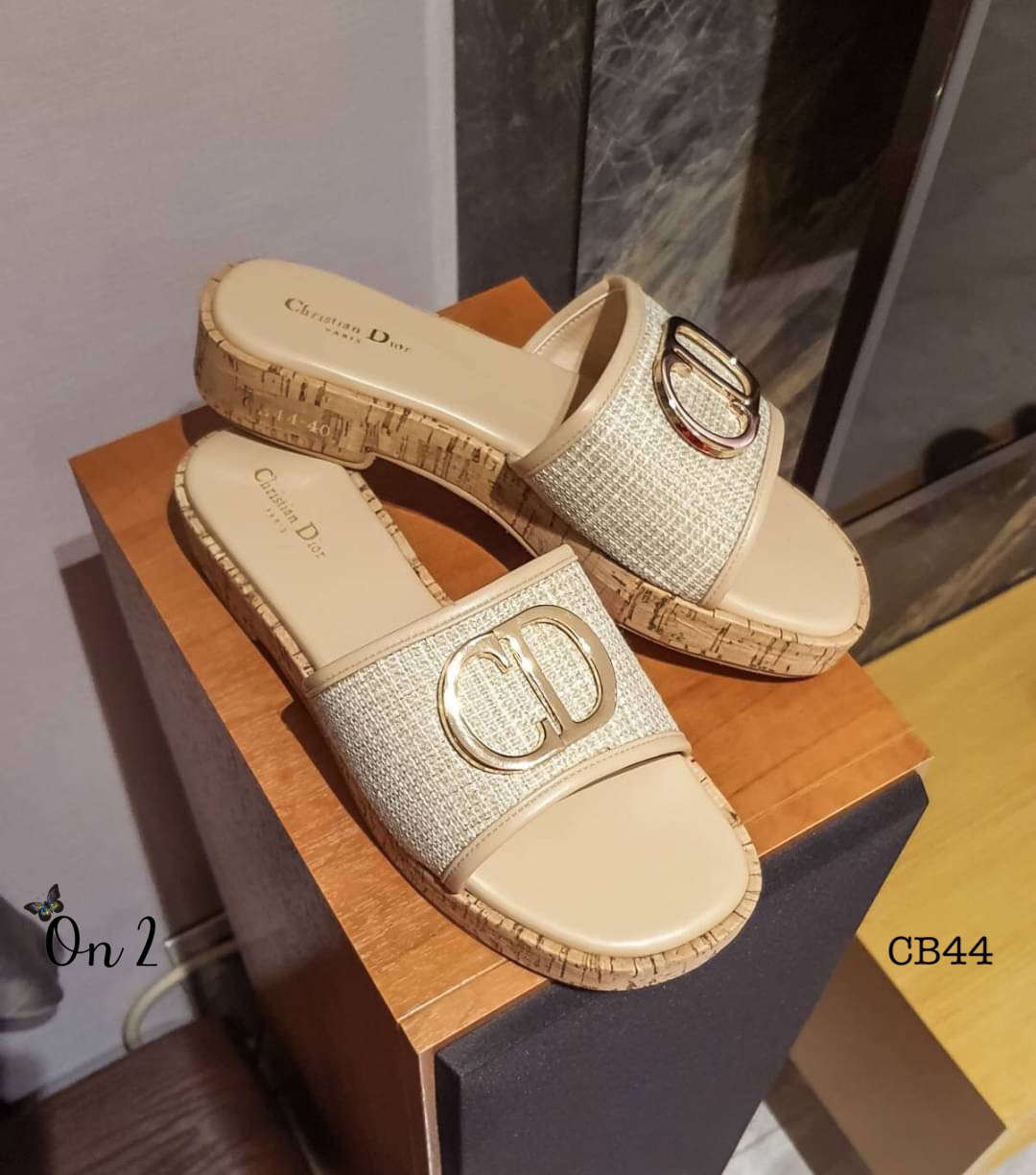 Dior shoes รองเท้าแตะสวมเสริมส้นหนา หน้าประดับอะไหล่ CD พื้นปั้มแบรนด์ทรงสวยใส่สบายพร้อมส่ง2 สี