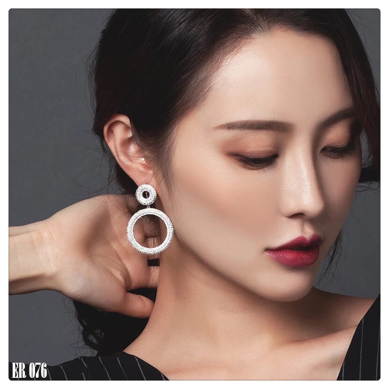 ต่างหูแบบห้อยเพชร ทรงกลม งานฝังละเอียดยิบทั้งตัวเรือน หรูหรามากๆ ใส่ออกงานขึ้นไฟสุด