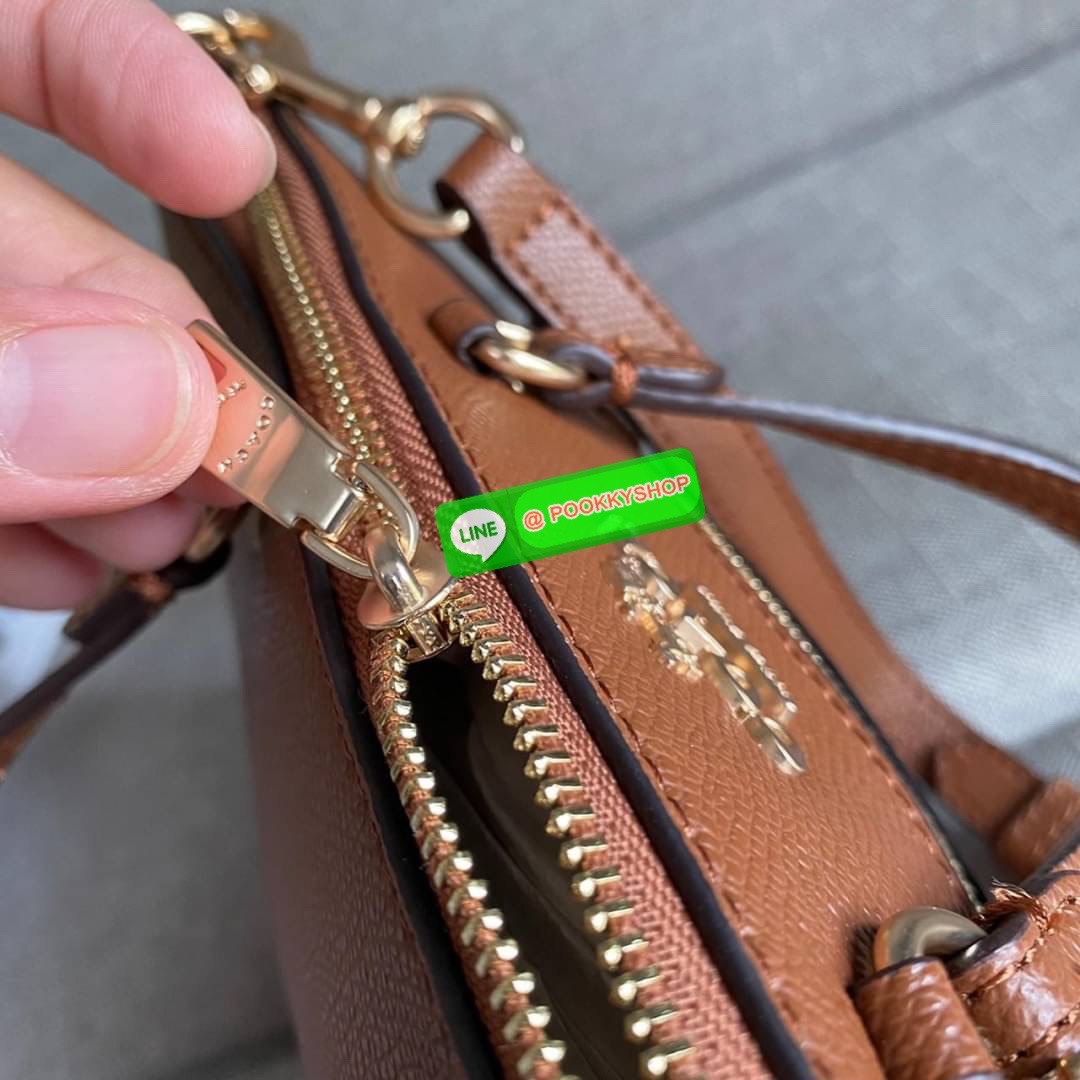 Coach Mini Gallery Crossbody With Stripe Heart Print (coach ca793) กระเป๋าสะพายข้าง เทรนรุ่นเล็กมาแรงวัสดุหนังแท้ทั้งใบ เปิดปิดด้วยซิป มีช่องใส่บัตรเครดิต 2 ช่อง ซับในผ้า สายสะพายถอดได้ สามารถสะพายข้างหรือสะพายไหล่ได้