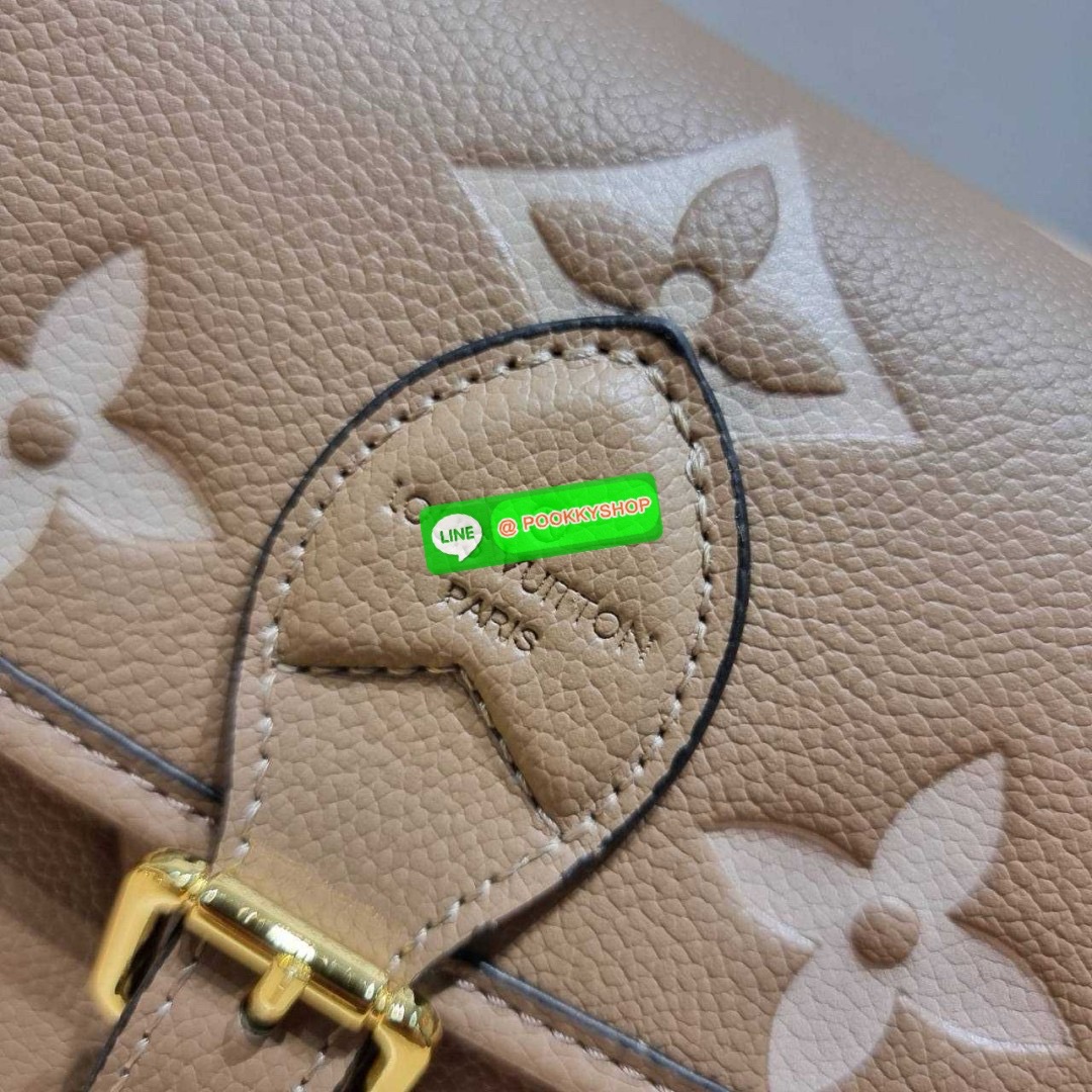 LV diane monogram empreinte bag 🔆 Details กระเป๋ามัลติฟังก์ชั่นสุดคุ้มจากเคาน์เตอร์ dutyfree ที่ดีไซน์ออกมาได้น่ารักน่าใช้มากๆ มีสายมาให้ถึง 2 แบบ สายหนังคล้องไหล่ได้ ปรับสะพายข้างได้ และสายสปอร์ตครอสบอดี้ได้ สวยลูกคุณหนูมากๆ ปรับเปลี่ยนใช้ตามลุคแ
