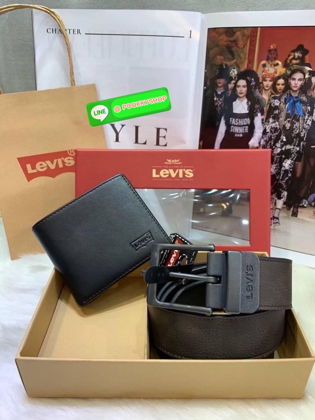 Levi's Leather Belt & Wallet Set เซตสุดคุ้ม กระเป๋าสตางค์หนังนิ่ม ด้านหน้าตกแต่งด้วยโลโก้แบรนด์ ด้านในมีช่องใส่รูป ช่องใส่บัตร และช่องใส่ธนบัตร 2 ช่อง มาพร้อมกับเข็มขัดสุดเท่ และที่เจาะรูเข็มขัดค่ะ