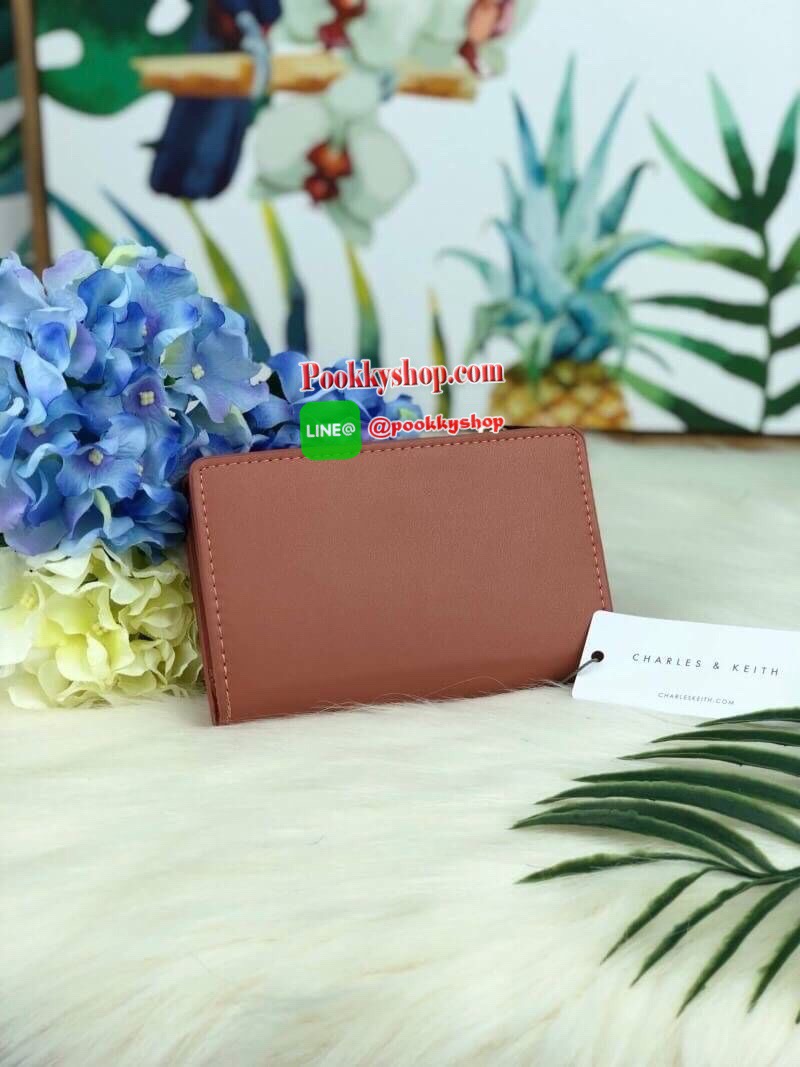 New! CHARLES & KEITH SHORT WALLET กระเป๋าเงินรุ่นใหม่สีสันน่ารัก วัสดุหนังเรียบ ด้านหน้ามีโลโก้แบรนด์ เปิดปิดแบบกระดุม มีช่องใส่บัตร 5 ใบ และช่องเล็กเก็บของได้ มีช่องซิปใส่เหรียญ สามารถใส่ธนบัตรได้ตามยาว แบงค์พันก็ใส่ได้จ้า รุ่นนี้ใช้กับกระเป๋าขนาดมินิ ได