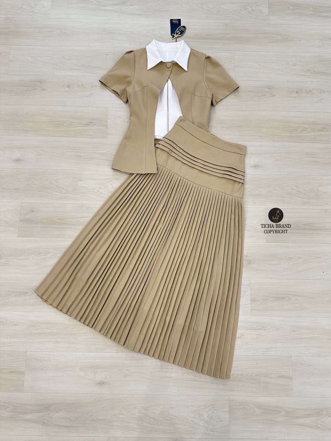 ชุดเซทแฟชั่น Set 3 สุดคุ้ม เสื้อเบเซอร์แขนสั้นสีครีม ดีไซน์แต่งเว้าหน้า