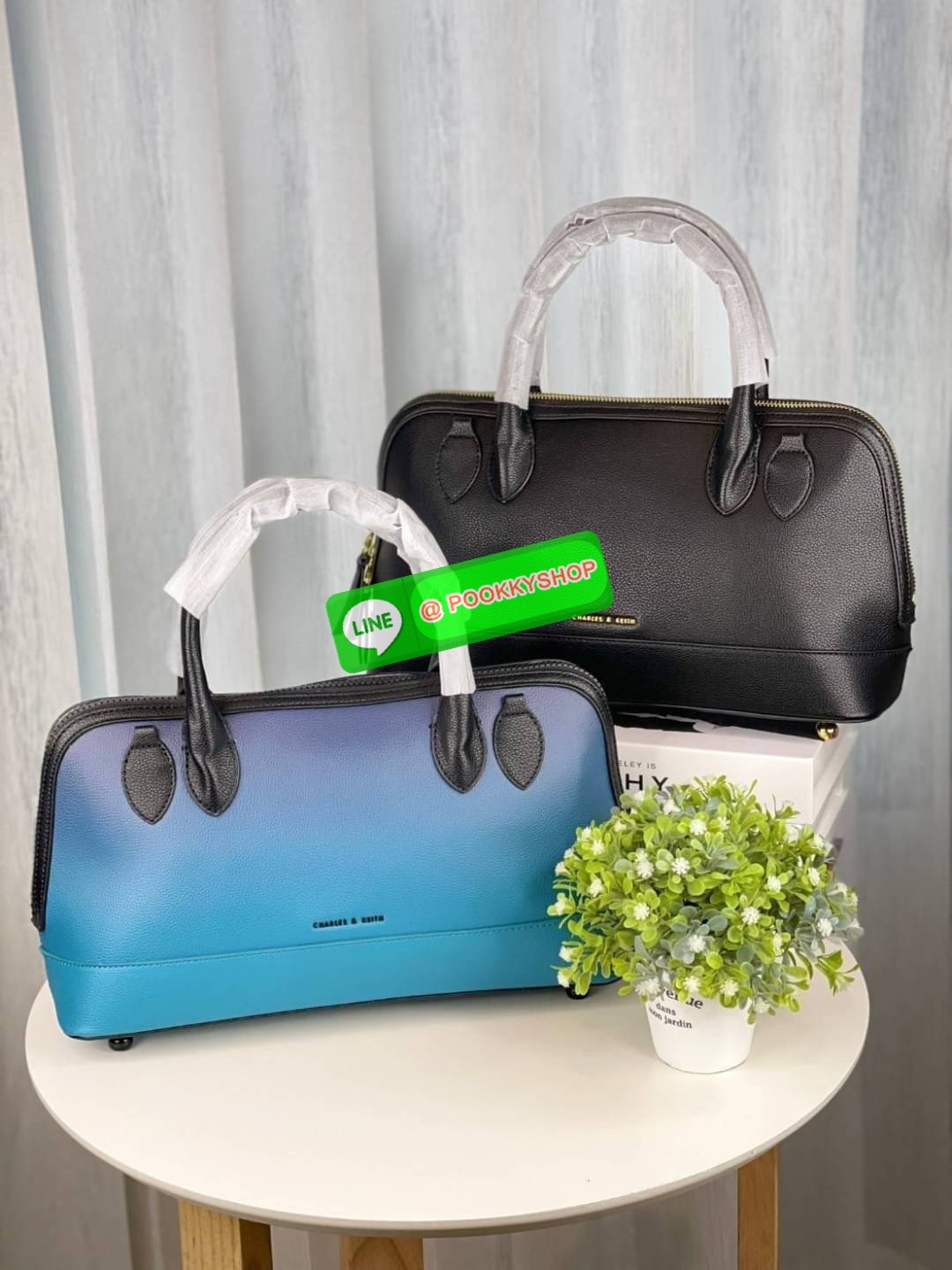 Charles&Keith แท้ Outlet กระเป๋าทรงโดม หรูหราดูไฮ มาพร้อมกับสายสะพาย สำหรับสะพายไหล่ เปิดปิดด้วยซิปคู่ ฐานตั้งอยู่ทรงใบใหญ่ จุของได้เยอะ