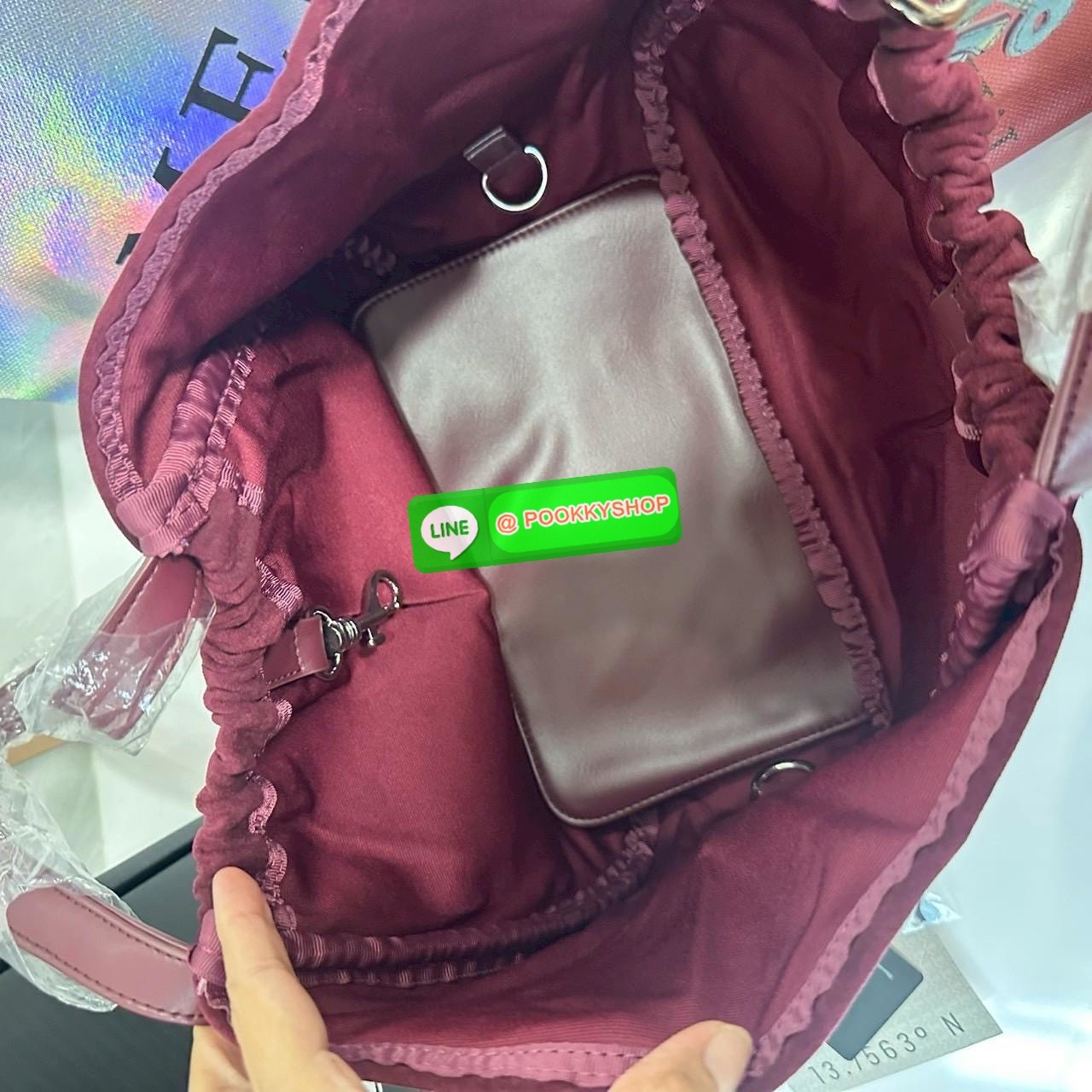 Merge A Day Bag Medium - Suede Edition (Limited) กระเป๋าสะพายไหล่ size ใหม่ ขนาดกระทัดรัดขึ้น แต่ยังสามารถจุของได้เยอะเหมือนเดิม ปรับสายกระเป๋าเป็นแบนสะพายทั้งวันไม่รู้สึกเมื่อยไหล่คะ