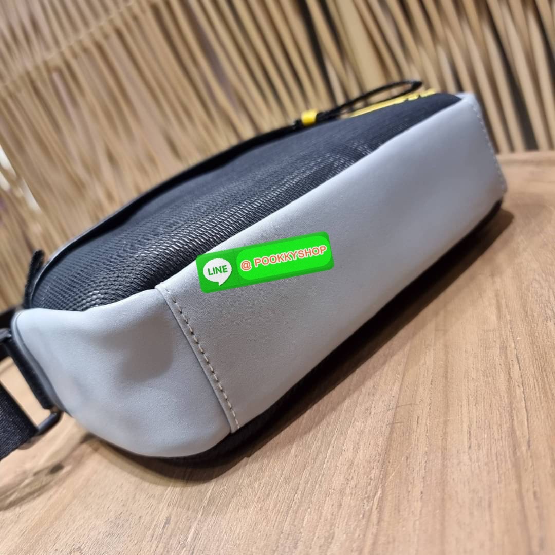 COACH 2373 EDGE CROSSBODY ความเท่ never die!! กระเป๋าครอสบอดี้ทรงยอดฮิต ที่หนุ่มๆไม่ควรพลาด รูปทรงดีไซน์คลาสสิค ใช้งานง่าย วัสดุหนังแท้สลับแคนวาส โดดเด่นด้วยลูกเล่นโทนสี ตัวกระเป๋ามีซิปหลัก และซิปด้านหน้า พร้อมช่องแยกด้านหลัง ใส่ของไปเลยเน้นๆ ใส่โทรศัพท์ม