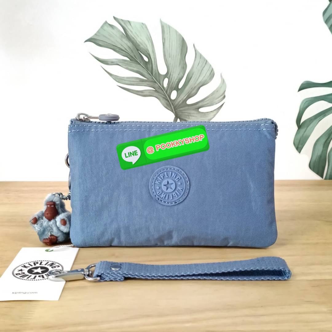 Kipling Creativity Large Pouch วัสดุ Nylon 100% กระเป๋าคล้องมือขนาดพอเหมาะ 7.25 นิ้ว พกพาสะดวก เปิด-ปิดด้วยซิปเดียวใช้งานง่าย ด้านในมีช่องกว้าง 2 ช่องและช่องซิปเล็กตรงกลางอีก 1ช่อง ใช้งานได้สะดวก สามารถใส่มือถือ 7.5 นิ้วได้ กุญแจรถ ธนบัตรได้ ล็อตนี้มาพร้อ