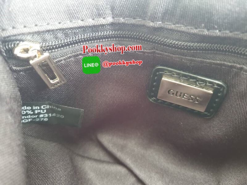 Guess Mini Crossbody Bag กระเป๋าสะพายข้าง Crossbody หนังนิ่มเรียบอยู่ทรง มาพร้อมพวงกุญแจแบรนด์ฝังเพชรสวยหรู ดูแพง พวงกุญแจถอดออกได้ กระเป๋าขนาดกำลังพอดี น่ารัก น่าใช้ค่ะ เปิด-ปิดด้วยกระดุมแป็ก ด้านหน้าติดโลโก้แบรนด์อะไหล่ทอง ภายในโล่ง ซับในผ้าอย่างดี มีช่