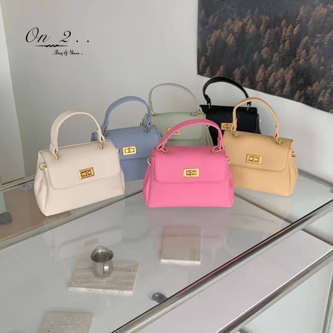 ♥️Korean Style crossbody bag♥️ 🔸กระเป๋าสะพายข้างทรงเหลี่ยม หนังนิ่ม อยู่ทรง 🔸มีหูหิ้ว&สายสะพายข้างยาว 🔸สายยาวเป็นสายหนังปรับได้