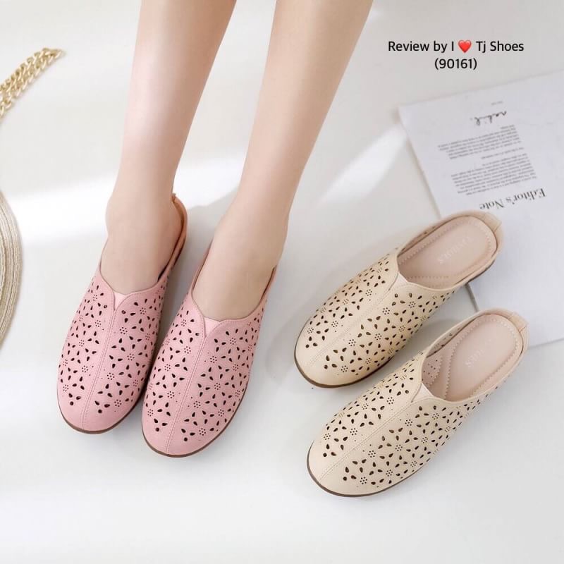 พร้อมส่งรองเท้าเพื่อสุขภาพ ที่ทั่งเกร๋ทั้งน่ารักสุดๆ รองเท้ารุ่นนี้เป็นงานสั่งทำพิเศษ หนังนิ้มนิ่ม ฉลุลายน่ารักๆ มีรูระบายอากาศใส่แล้วเท้าไม่อับ น้ำหนักเบา ใส่นุ่มเดินทั้งวันได้สบายมากๆ ส้นยางเกรดพรีเมี่ยมอย่างดี แมทกับชุดอะไรก็เกร๋ เป็นรุ่นแนะนำ ซื้อไปรั