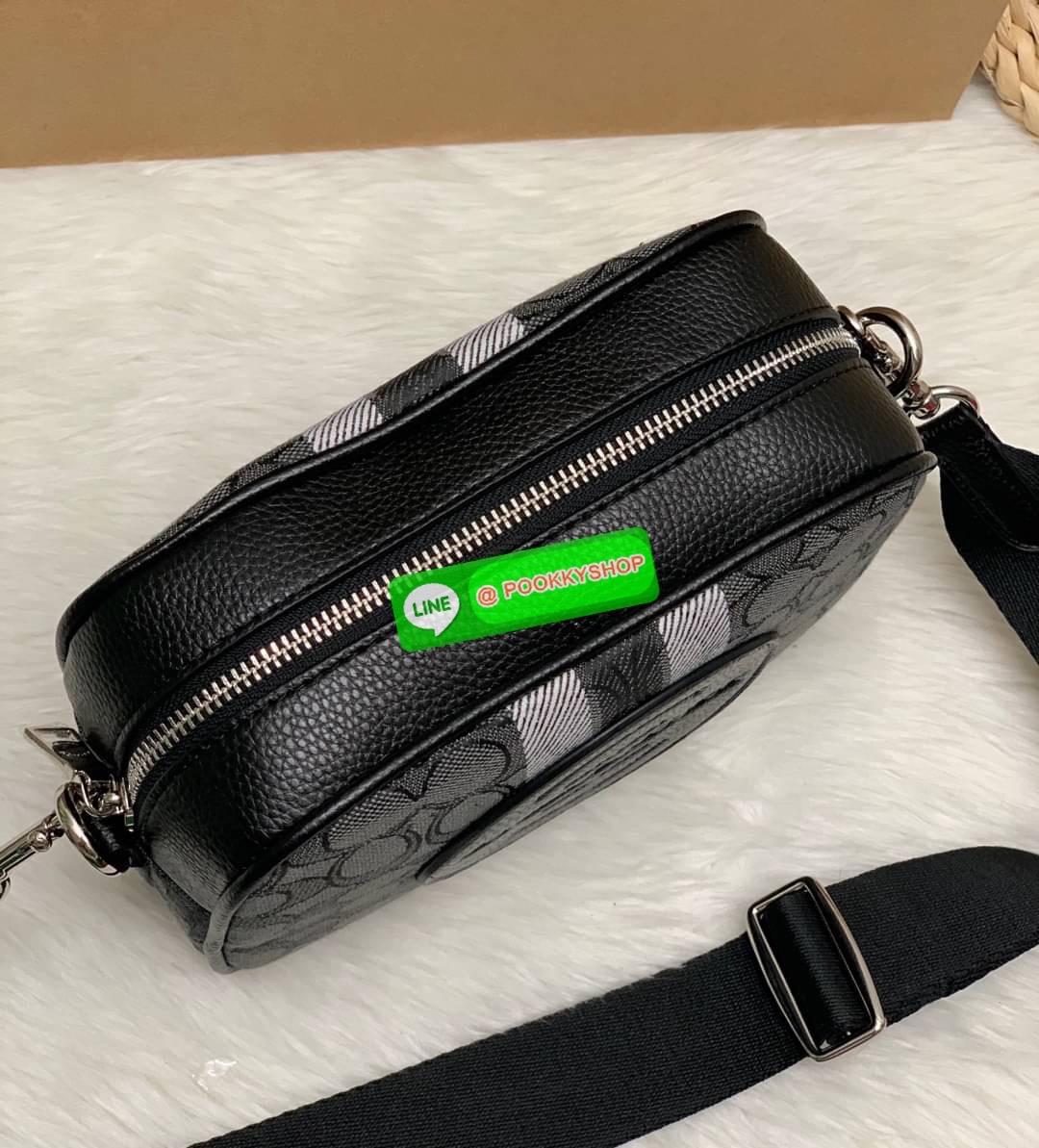 New arrival! 🌈รุ่นใหม่ห้ามพลาดค่ะ! Coach Dempsey Camera Bag In Signature Jacquard With Stripe And Coach Patch ((1912)) พร้อมส่งที่ไทย! กระเป๋าสะพายครอสบอดี้ร์กรือสะพายข้างได้ วัสดุJacquard+หนังแท้ สวยงามมากๆค่ะ ด้านหน้ามีป้ายวงกลมหนังโลโก้แบรนด์ เ