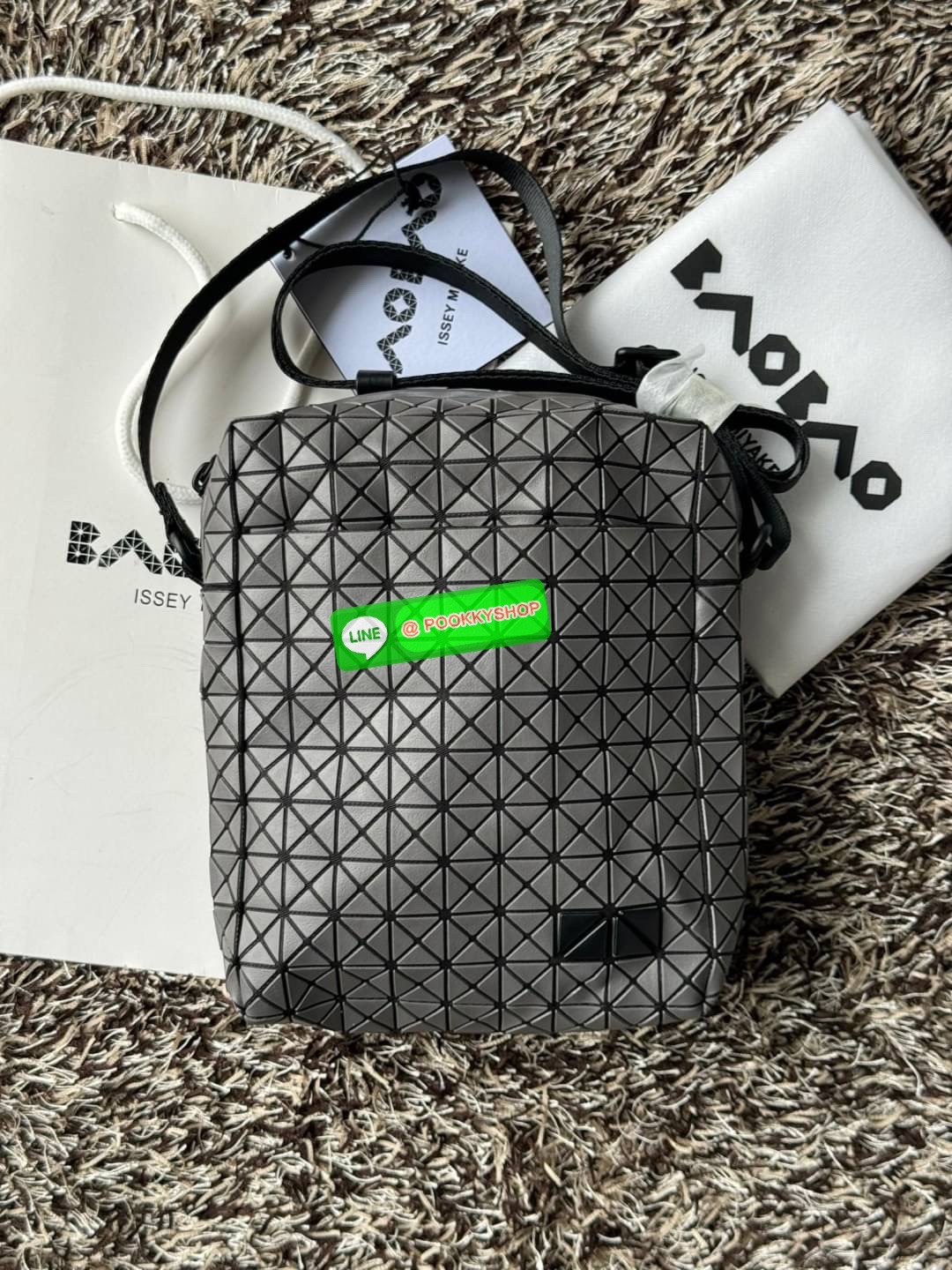 Bao bao issey miyake VOYAGER Shoulder Bag กระเป๋าสะพายข้างใบนี้มีสายสะพายปรับระดับได้ มีซิปเปิดปิดด้านบน และช่องแบบเปิดด้านใน ช่องกระเป๋าด้านนอกปิดด้วยปุ่มแม่เหล็ก มีขนาดที่สะดวกสำหรับเก็บสิ่งของจำเป็นทั้งหมดของคุณ VOYAGER คือเพื่อนร่วมเดินทางที่สมบูรณ์แบ