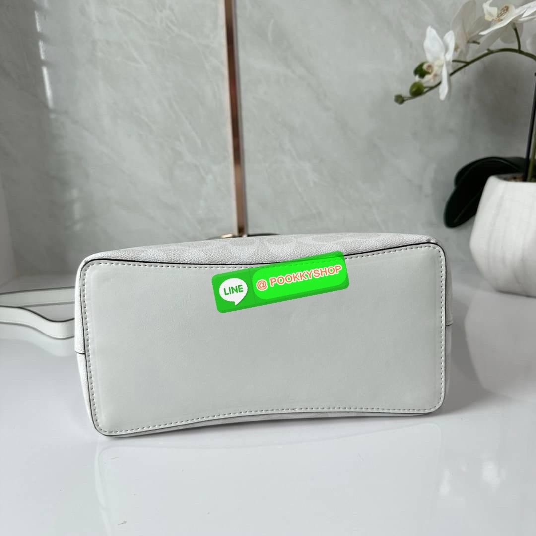 COACH TOWN BUCKET BAG IN SIGNATURE CANVAS (COACH 91512) 🔖 กระเป๋าสะพาย/ถือบัคเกต รุ่นคลาสสิคตลอดกาลไม่เอ้าท์ 🔖วัสดุ: แคนวาส ตัดหนังแท้ 🔖เปิด-ปิด กระเป๋าด้วยกระดุมแม่เหล็ก ภายในช่องโล่ง มีช่องซิปแบ่งตรงกลาง แยกเก็บของได้อย่างเป็นสัด