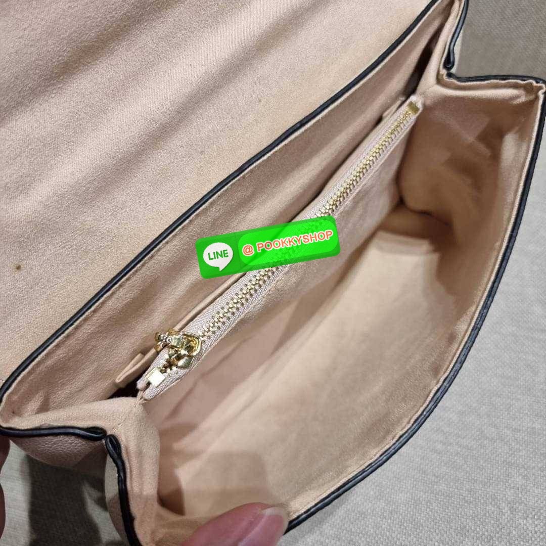 LV MADELEINE BAG ใหม่ล่าสุด อีกหนึ่งรุ่นคลาสสิคหายาก จากเคาน์เตอร์ dutyfree ที่สาวๆรอคอย กระเป๋าถือ/สะพายข้าง ดีไซน์เรียบง่าย แต่เต็มไปด้วยดีเทลความหรู วัสดุหนังวัวปั๊มลายเอกลักษณ์ เปิด‐ปิดด้วยอะไหล่กดล็อคสีทองหรู และมีพวงหนังห้อยพิเศษแถมมาให้ด้วย ภายในแบ