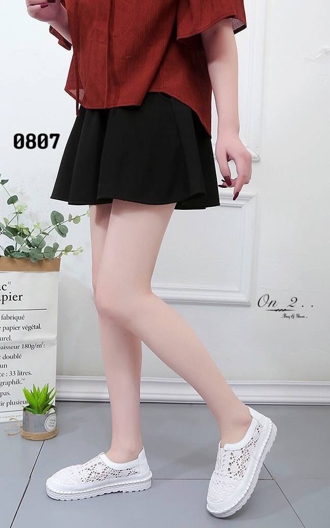 สวยแค่ไหนถามใจดู รองเท้าผ้าใบลูกไม้งานจริงสวยมากก ใส่ง่ายด้านหน้าเป็นยางยืด พื้นเสริมกันลื่นใส่เข้ากับชุดง่ายได้ทุกชุด มา2สี