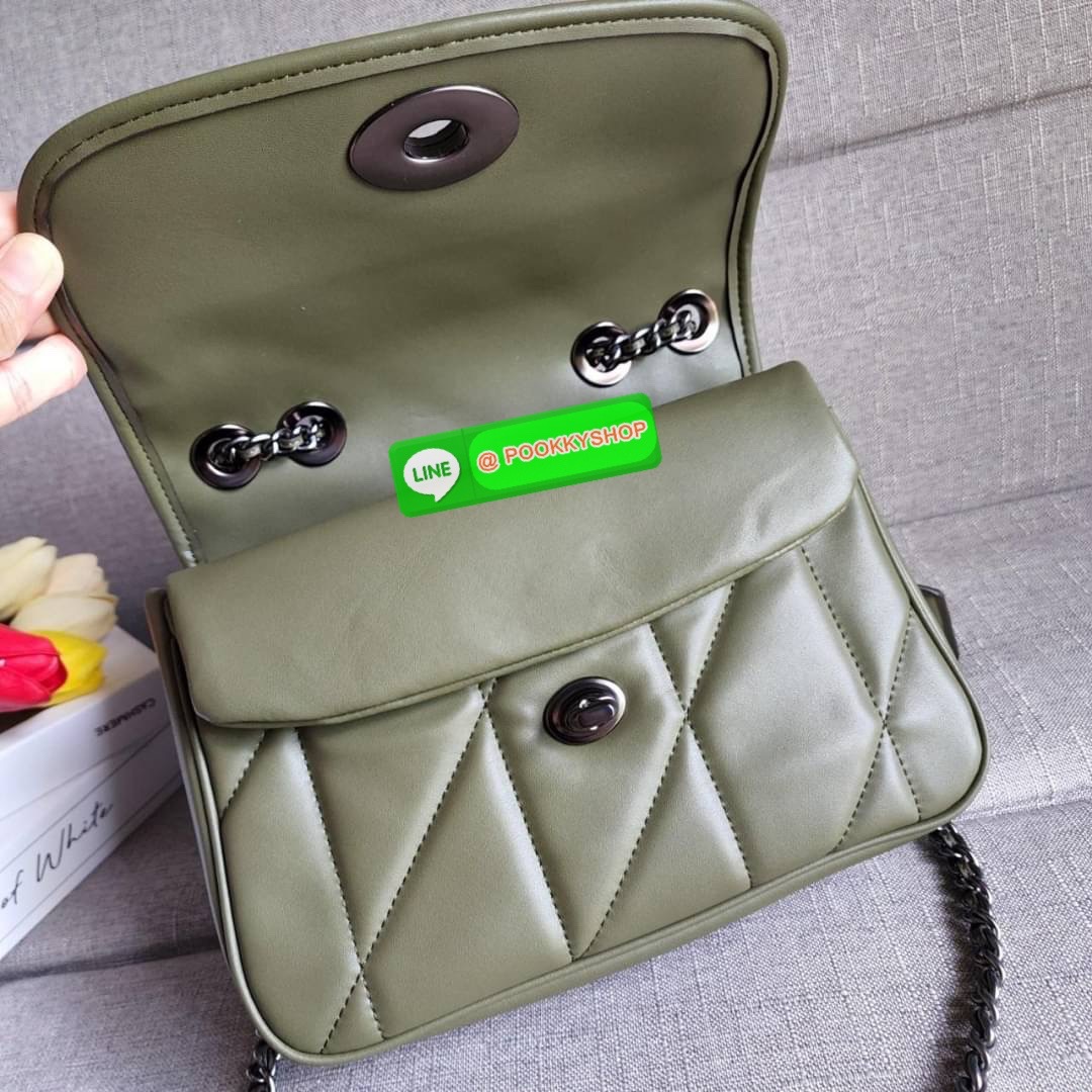 COACH Pillow Madison Shoulder Bag With Quilting (COACH C8560) สวยหรูมงลงมากแม๊ กระเป๋าสะพายข้าง คอสบอดี้ หรือสะพายไหล่คู่ สายโซ่สวยหรู วัสดุหนังแท้นิ่มมือ สัมผัสแล้วรับรองหลงเลยคะ ตัวล็อคแบบ Turnlock มีซับในผ้า ภายในช่องโล่ง มีช่องซิปแยก ด้านหลังกระเป๋ามี