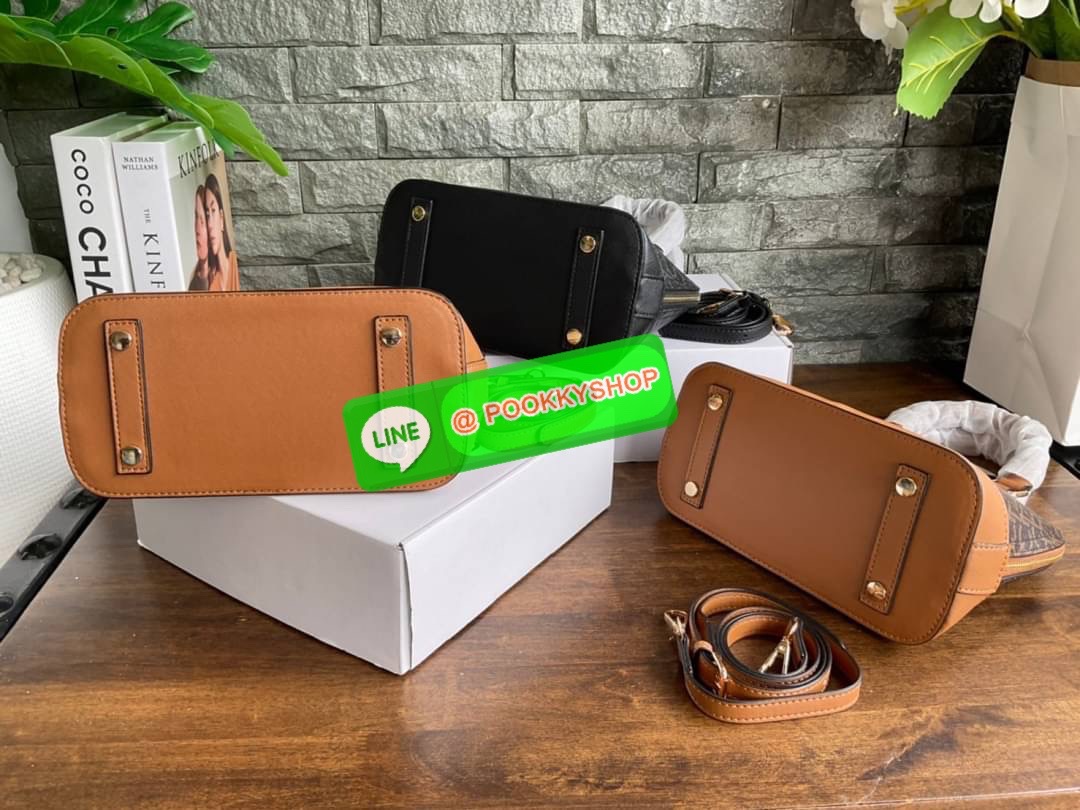 🚚 พร้อมส่ง 🚚 New arrival !! Calvin Klein Dome Mini Bag ( ขนาด 10” ) 💋สวยเก๋ ก่อนใครแน่นอนค่ะ ตามคำเรียกร้อง สวยหรูดูดีมาก สีสวยน่ารัก กระเป๋าสะพายแบบครอสบอดี้ ขนาดมินิ เป็นรุ่นที่ได้รับความนิยม แข็งแรงทนทาน จึงครองใจใครหลายคน วัสดุ