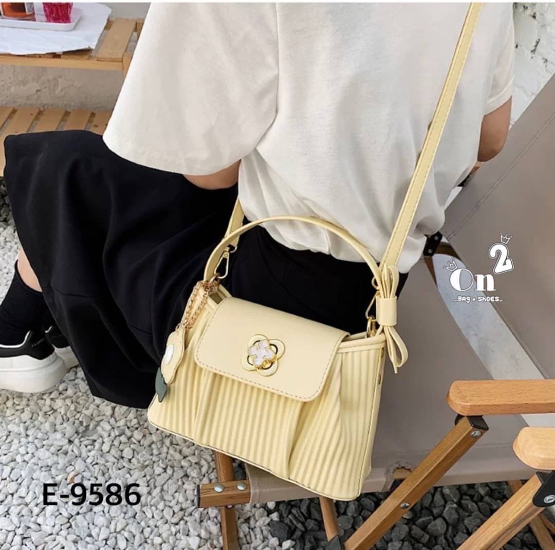 กระเป๋าสไตล์เกาหลีมาใหม่ หนังพลีทเล็กเย็บจีบด้านหน้า อะไหล่เปิดปิดรูปดอกไม้ มาพร้อมพวงกุญแจ+สายสะพายยาว