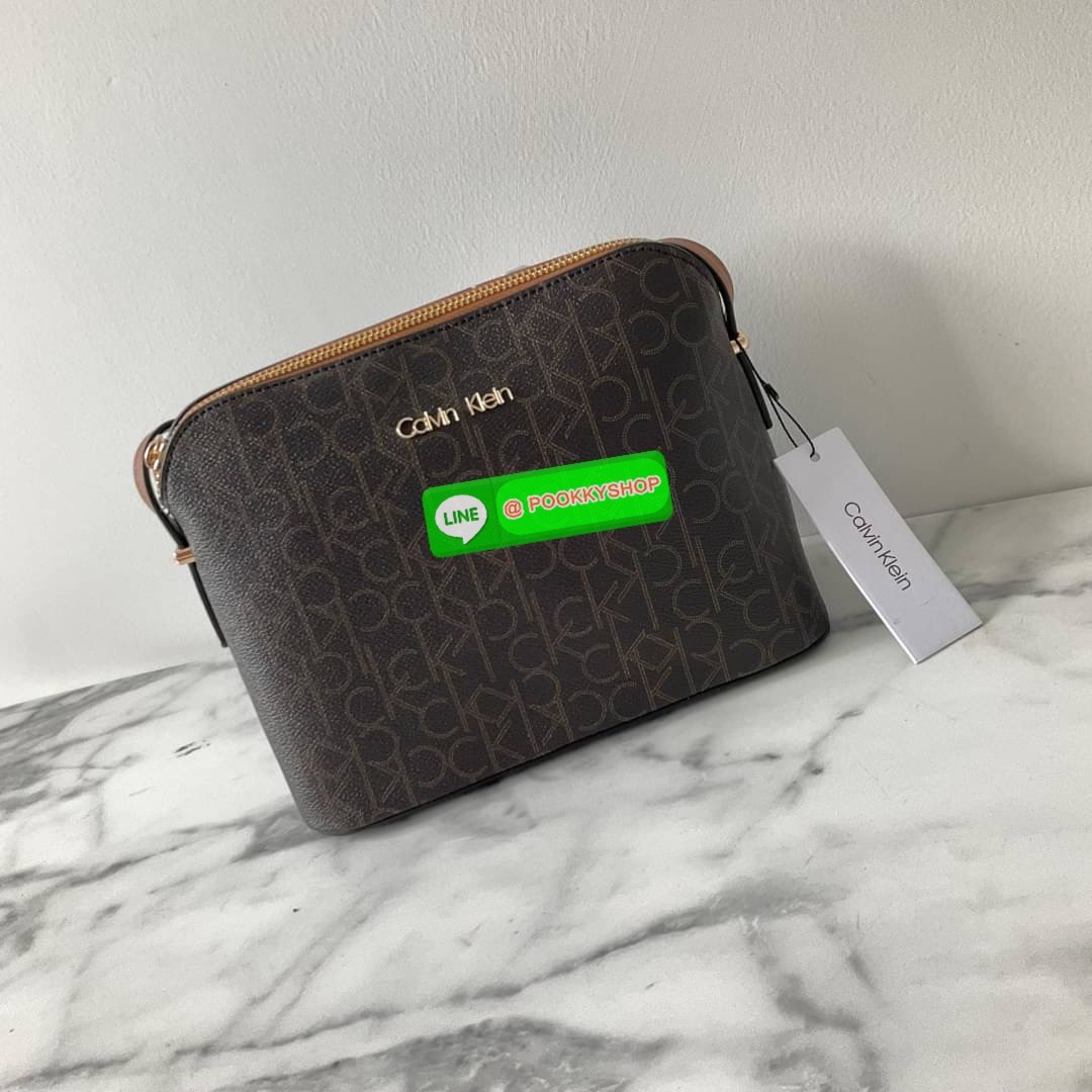 รุ่นใหม่ล่าสุด! Calvin Klien Crossbody Bag กระเป๋าสะพายข้างทรงถัง สกรีนลายทั้งใบ สุดหรู! อยู่ทรง ด้านในเปิดปิดด้วยซิปยาว มาพร้อมช่องซิปอีกหนึ่งช่อง ใส่กระเป๋าสตางค์ใบกลาง โทรศัพท์ได้ทุกรุ่น น้ำหนักเบา มาพร้อมสายสะพายยาวปรับได้(ถอดไม่ได้) มีมาให้เลือกสองสี