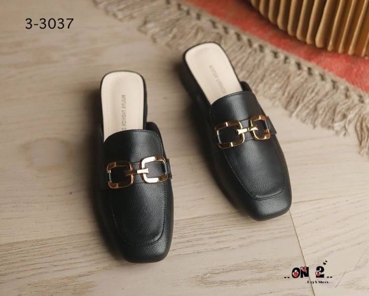 รองเท้าทรงคัชชูเปิดหลังหน้าประดับอะไหล่สไตล์แบรนด์ เสริมส้นสูง4ซม ใส่เดินง่าย งานทรงสวยใส่สบายค่ะใช้วัสดุเกรดดีสีดำอะไหล่ทองสวยหรูเข้ากับชุดง่าย