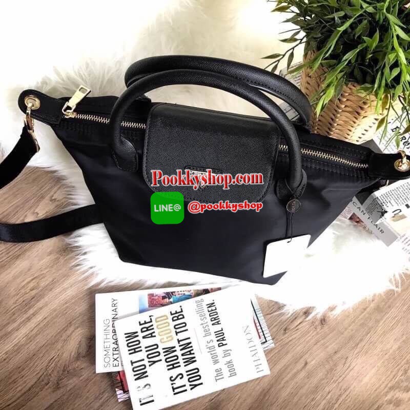 Don't Miss! PRADA NYLON BAG WITH ZIP VIP GIFT WITH PURCHASE กระเป๋าถือหรือสะพายสไตล์ Longchamp GWP พรีเมี่ยมกิ้ฟจากเคาน์เตอร์แบรนด์ Limited edition วัสดุ Nylon เนื้อหนาคุณภาพดีตามแบบฉบับแบรนด์ด้านหน้าประดับโลโก้หรู เปิดปิดด้วยฝาปิดและซิป ภายใน Polyes