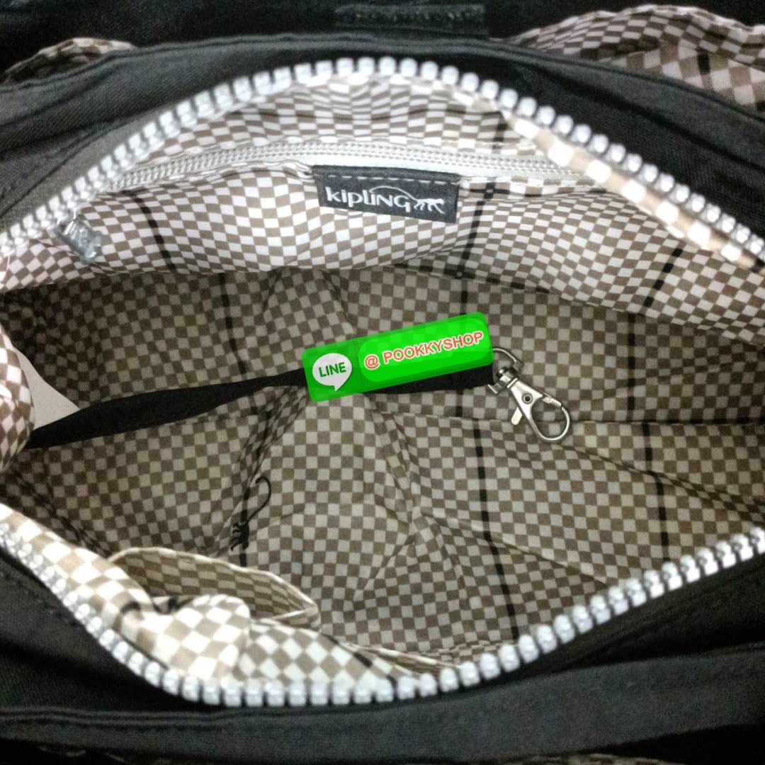 KIPLING ELISE HANDBAG กระเป๋าถือและสะพายไหล่ วัสดุ Nylon +Polyester ขนาดกำลังพอดี จุของได้มาก มีหูจับสองสาย ถือสะดวก น้ำหนักเบา มีช่องซิป ด้านหน้า ช่อง กระเป๋าหลักเปิด-ปิดด้วยซิป มี3 ช่องว่างใส่ของได้จุมากๆ ใส่มือถือได้ กระเป๋าสตางค์ใบยาว และ เครื่องสำอาง