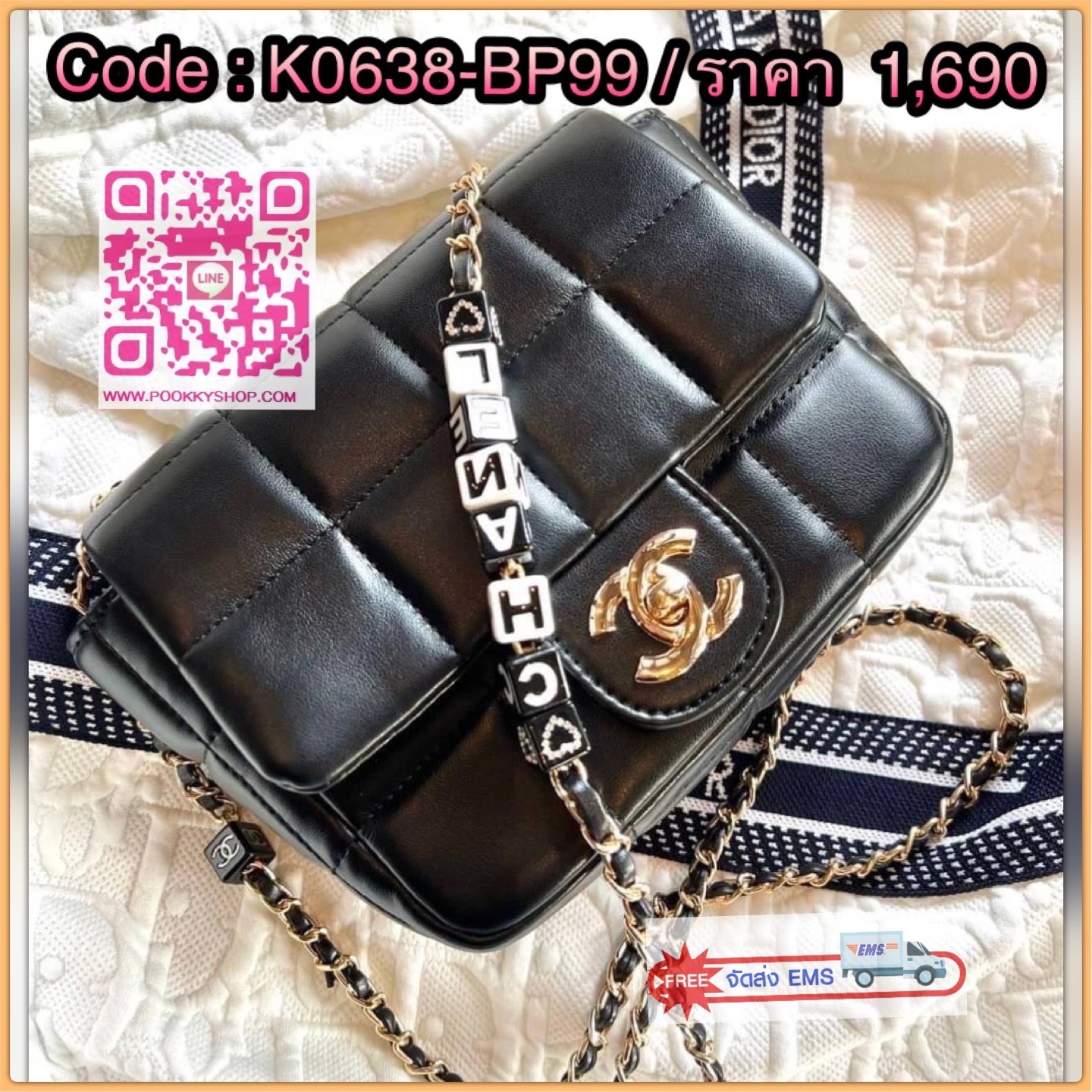 CHANEL SHOULDER BAG WITH CHAIN BAG ((Chanel vip gift make up ตปท.)) 🎁พร้อมส่ง! รุ่นนึ้จะใช้เองหรือซื้อฝากเพื่อนๆ ก็ถูกใจผู้รับเลยค่า หนังแกะสังเคราะห์ หนังดีมีความนิ่มและเงาในตัว สัมผัสคือหลงรักแน่นอนค่ะ🤩 โดดเด่นด้วยสายสะพายร้อยลูกเต๋ามีตั