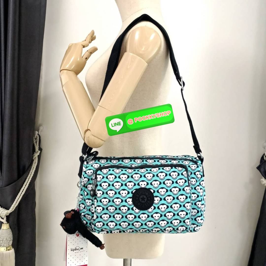 KIPLING RETH CROSSBODY BAG ซับในตาราง วัสดุ Nylon+polyester กระเป๋าสะพายข้างหรือ สะพาย Crossbody ได้ ช่องหน้าเปิด-ปิด ด้วยซิป พร้อมช่องแยกบ่อยด้านข้าง ช่องหลัก 2 ช่อง ด้านในโล่งกว้าง สามารถจุสัมภาระได้เยอะ พร้อมช่องซิปหลัง สายสะพายปรับระดับสั้น-ยาว ได้ fr