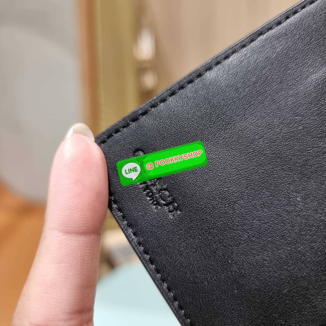 COACH C5896 MEDIUM CORNER ZIP WALLET IN SIGNATURE LEATHER คอลเลคชั่นใหม่งานหรู งานดูแพง จัดให้เลย!! กระเป๋าสตางค์ใบกลาง ดีไซน์ใหม่ สุดหรู แค่เห็นก็ต้องเลิฟ ถือใช้ขับผิวทุกสี วัสดุหนังแท้ปั๊มลายนูนสวยคม ภายในมีช่องใส่บัตร ใส่ธนบัตรได้ครบ และมีช่องซิปแยก ใบ