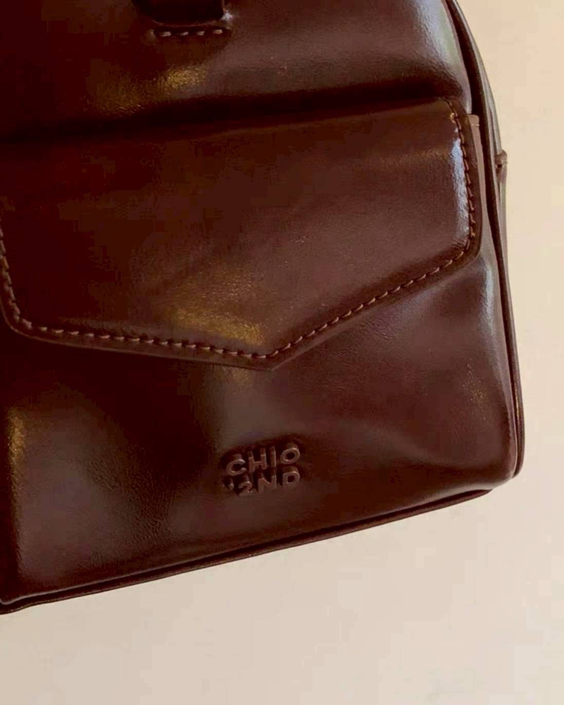 กระเป๋า Chio’2nd แบรนด์ดังมาแรงตอนนี้ กระเป๋าดีไซน์ลงตัวสวยทุกคอล ทรงนี้ขายดีตัวท๊อป แถมฟรี⁉️ตัวห้อยกระเป๋าน่ารักมาก เพิ่มมูลค่าให้กระเป๋า