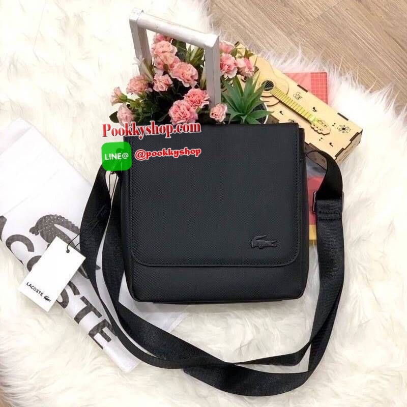 ลาคอส Classic Flap Crossover Bag จากแบรนด์ดัง หนังสวยงามตามแบบฉบับของแบรนด์ ด้านหน้ามีสัญลักษณ์จรเข้เป็นโลโก้แบรนด์ เปิดปิดด้วยกระดุมแม่เหล็ก ภายในมีช่องใส่ของเป็นสัดส่วน ขนาดกำลังดี ใส่ มินิipad , กระเป๋าสตาค์ยาวได้ สายสะพายยาวมปรับความยาวได้ฟร