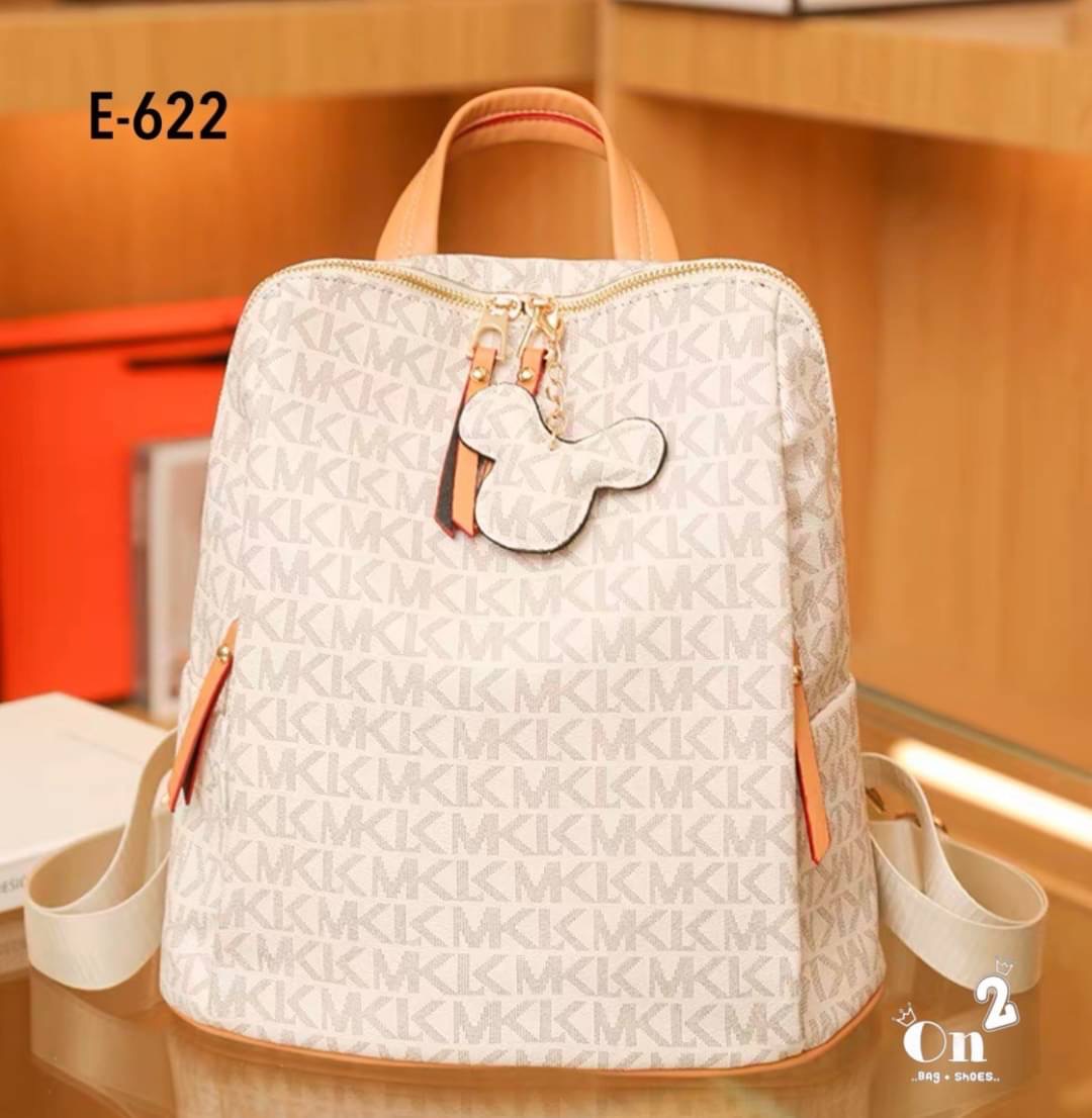 กระเป๋าสะพายเป้แฟชั่นมาใหม่ งานสไตล์แบรนด์ งานซิป ขนาดกำลังดีน่าใช้มากค่ะ พร้อมส่ง 2 สีค่ะ