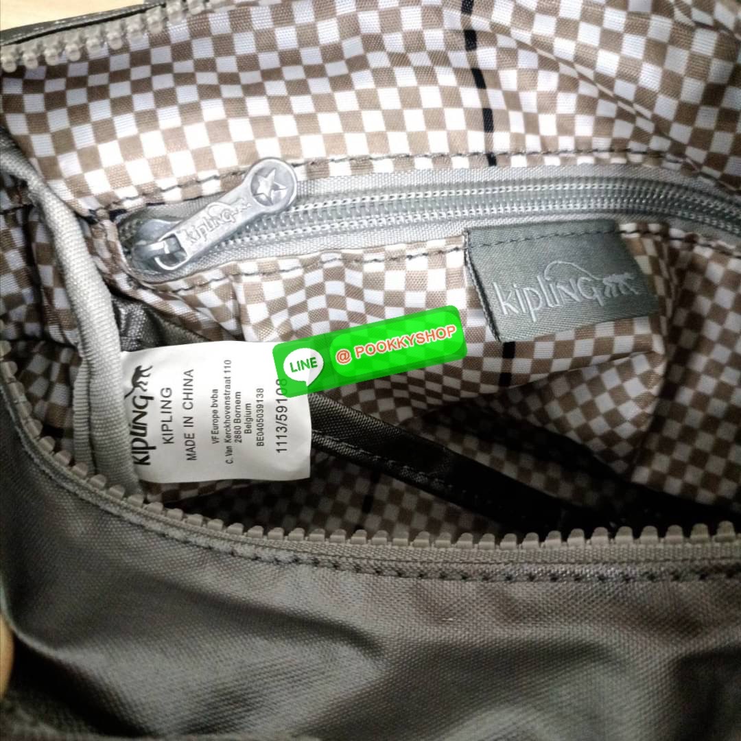 KIPLING Mini Crossbodybag กระเป๋าสะพายข้างขนาดกะทัดรัด ผลิตจากวัสดุ Nylon + ซับใน Polyester100% มีช่องใช้งานแยกย่อยมากถึง 4 ช่อง -ด้านหน้ามีช่องซิป 2 ช่อง -ช่องหลักโล่ง กว้าง จุของใช้ได้เยอะ -ด้านหลังมีช่องซิปอีก 1 ช่อง มาพร้อมพวงกุญเเจลิง สายสะพายยาวสมาร