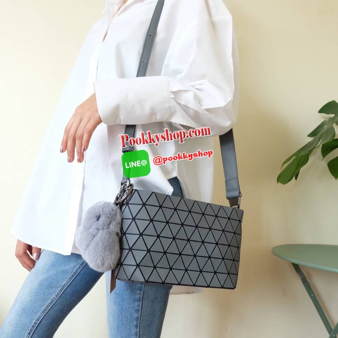 ใหม่ล่าสุด กระเป๋า จากแบรนด์ David Jones กระเป๋าถือ/สะพายข้างดีไซน์เกร๋มาก สีสวยหรูมาก ขนาดกำลังดีเลย น้ำหนักเบามากคะ ภายในมีช่องเก็บของจุกจิกได้ พิเศษ !! แถมน้องกระต่ายขนฟู เข้าset กับกระเป๋าเลยค่า น่ารักมากๆ มีถุงผ้าแบรนด์ให้คะ ใบจริงสวยมากคะ ดีต่อใจ มี