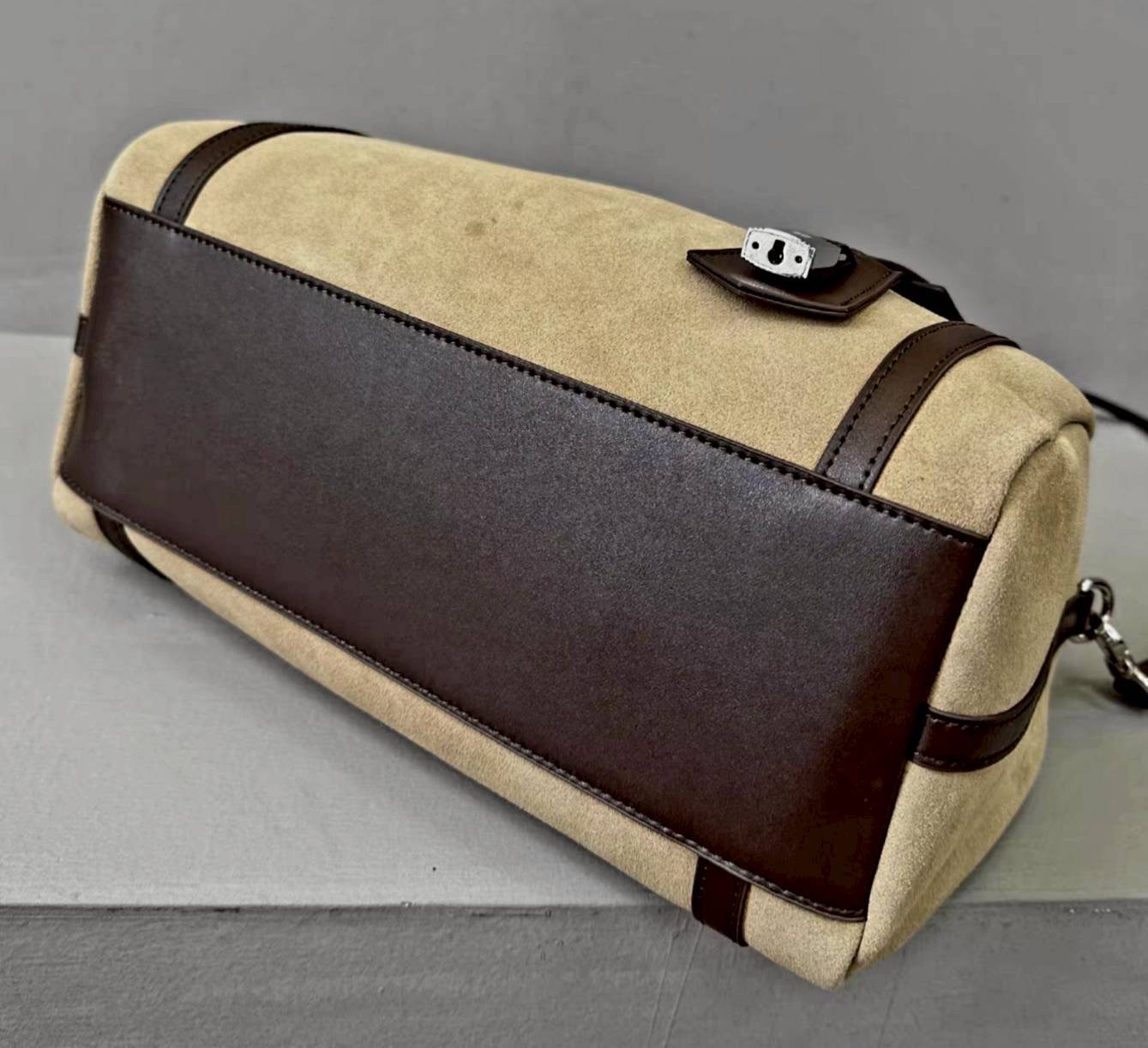 กระเป๋าทรง hobo suede bag ดีไซน์เรียบแต่ดูแพงสุดๆ งานหนังกลับนุ่มมือ ผสมกับสายหนังเรียบเนียนคุณภาพดี ให้ฟีลหรูมีคลาสแบบมินิมอลยุโรป ใบนี้ใช้งานได้จริงทุกวัน ดูดีทั้งถือและสะพาย ทรงนิ่มแต่ไม่ย้วย มีโครงเล็กน้อยช่วยให้ตั้งสวย ช่องซิปหลักเปิดกว้าง หยิบของง่า