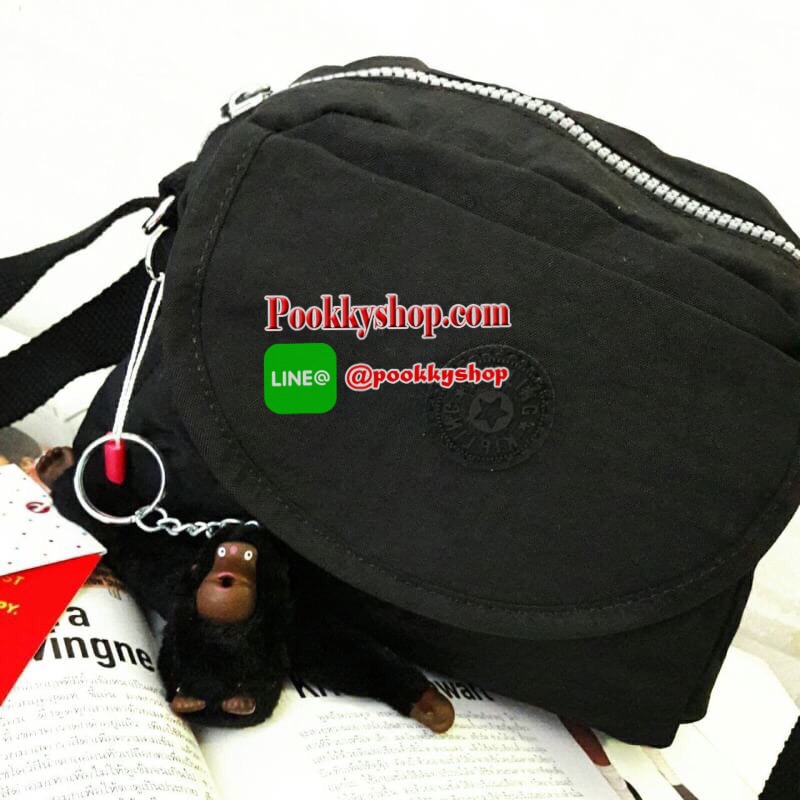 พร้อมส่ง KIPLING mini handbag k15313 กระเป๋าสะพายสุดน่ารัก ด้วยทรงกระเป๋าที่แสนจะน่ารัก มีความโค้งมน ขนาดกำลังดี ใช้งานง่ายๆในทุกวันของคุณ มีช่องด้านหน้าเปิดปิดง่ายด้วยตีนตุ้กแก และช่องอเนกประสงค์ปิดมิดด้วยซิป พร้อมพวงกุญแจน้องลิงอันเป็นเอกลักษณ์ของแบรนด์