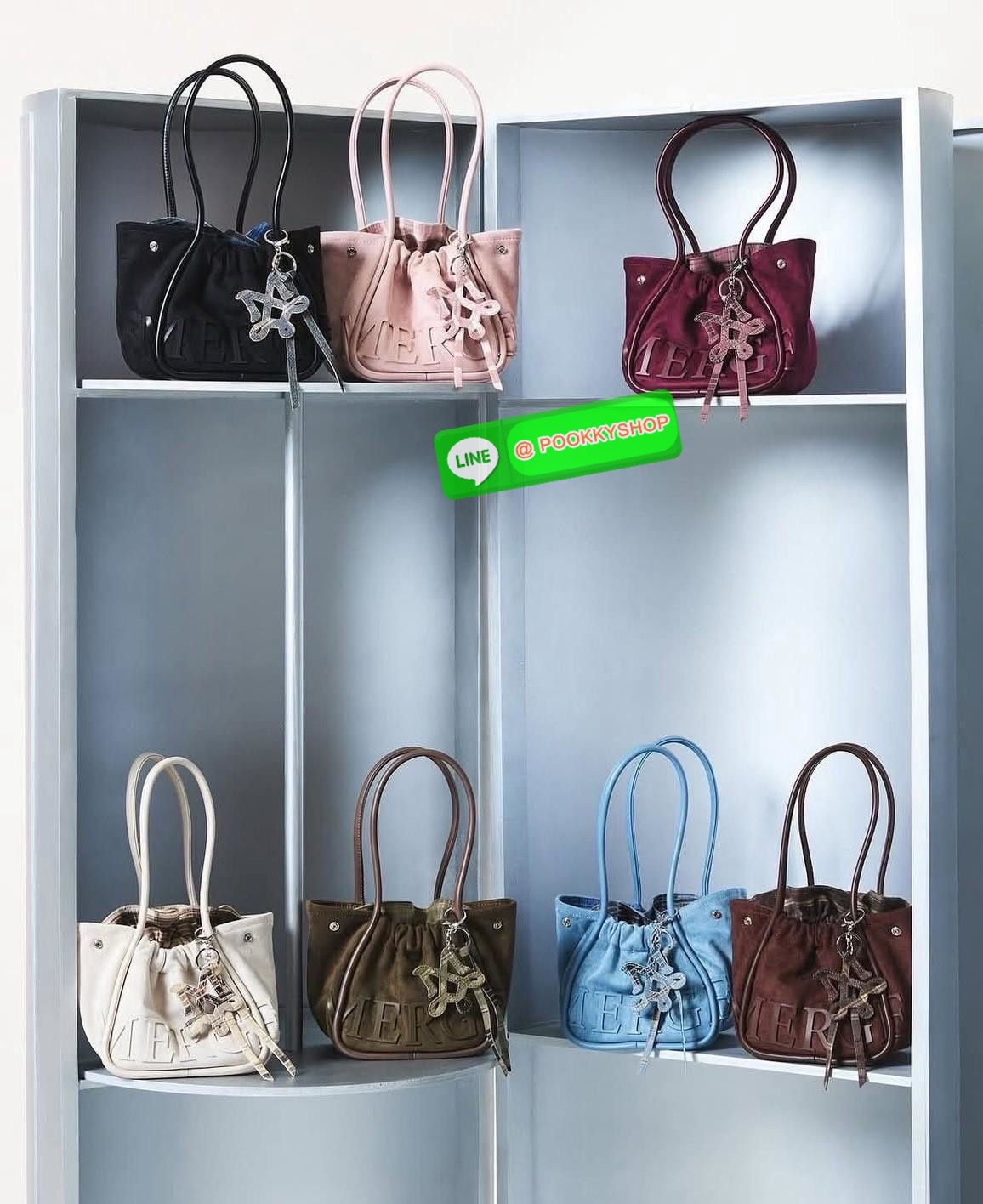 A Day Bag Mini’ in suede กระเป๋าหนังกลับเนื้อเนียน สายเกาหวานปนเท่ MERGE คอลเลกชันพิเศษ ดีไซน์เก๋พร้อมพวงกุญแจลายพิเศษ เข้าเซ็ตสุดคุ้ม!ใบเล็กสามารถ พกพาง่าย น้ำหนักเบา กระเป๋าหูรูดด้านใน ผลิตจากผ้าลายสก็อต ตัวกระเป๋ามี Snap ด้านข้าง ที่สามารถพับปีกกระเป๋า