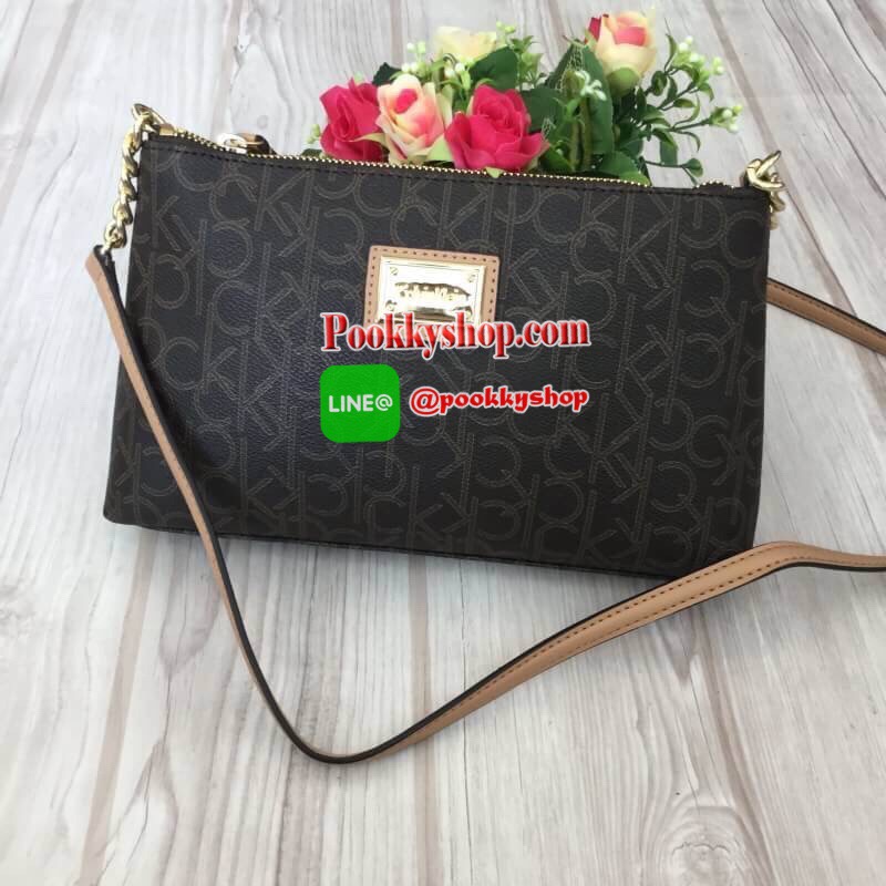 New arrival !!! Calvin Klein Crossbody Bag กระเป๋าสะพายขนาดน่ารัก วัสดุ PVC คุณภาพดี หนังนิ่ม น้ำหนักเบา ตัวกระเป๋าออกแบบลาย CK ทั้งใบ ด้านหน้าประดับด้วยโลโก้แบรนด์สวยหรู หัวซิปเป็นหนังง่ายต่อการใช้งาน ช่องหลักเปิดปิดกระเป๋าด้วยซิป ด้านในโล่งกว้าง มีช่องซ