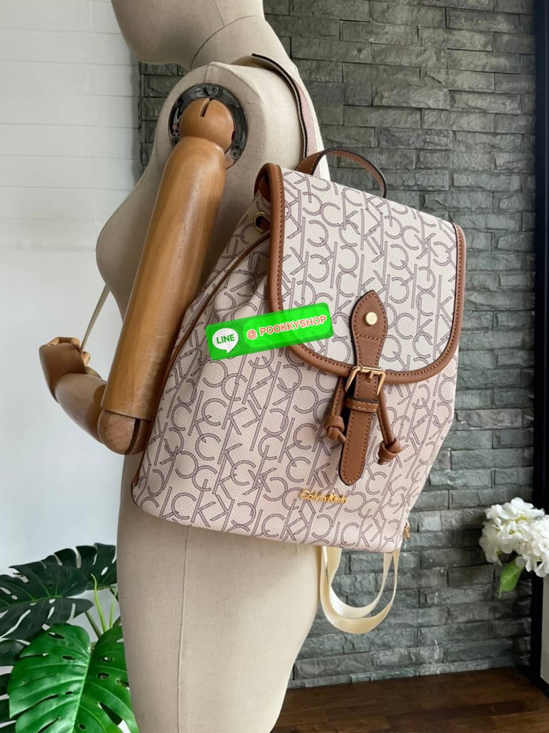 Calvin Klein Monogram Backpack Must Have!! 💕เป็นอีกหนึ่งรุ่นของมันต้องมี สวยหรูดูแพงมาก สำหรับรุ่นนี้ และมีฟังชั่นช่องการใช้งานที่น่าใช้ที่สุด!!! 💕 กระเป๋าสะพายเป้รุ่นใหม่ชนช้อป รุ่นยอดนิยม วัสดุ PVC คุณภาพดี หนังนิ่มสวย ฐานกระเป๋าแข็ง ตั้