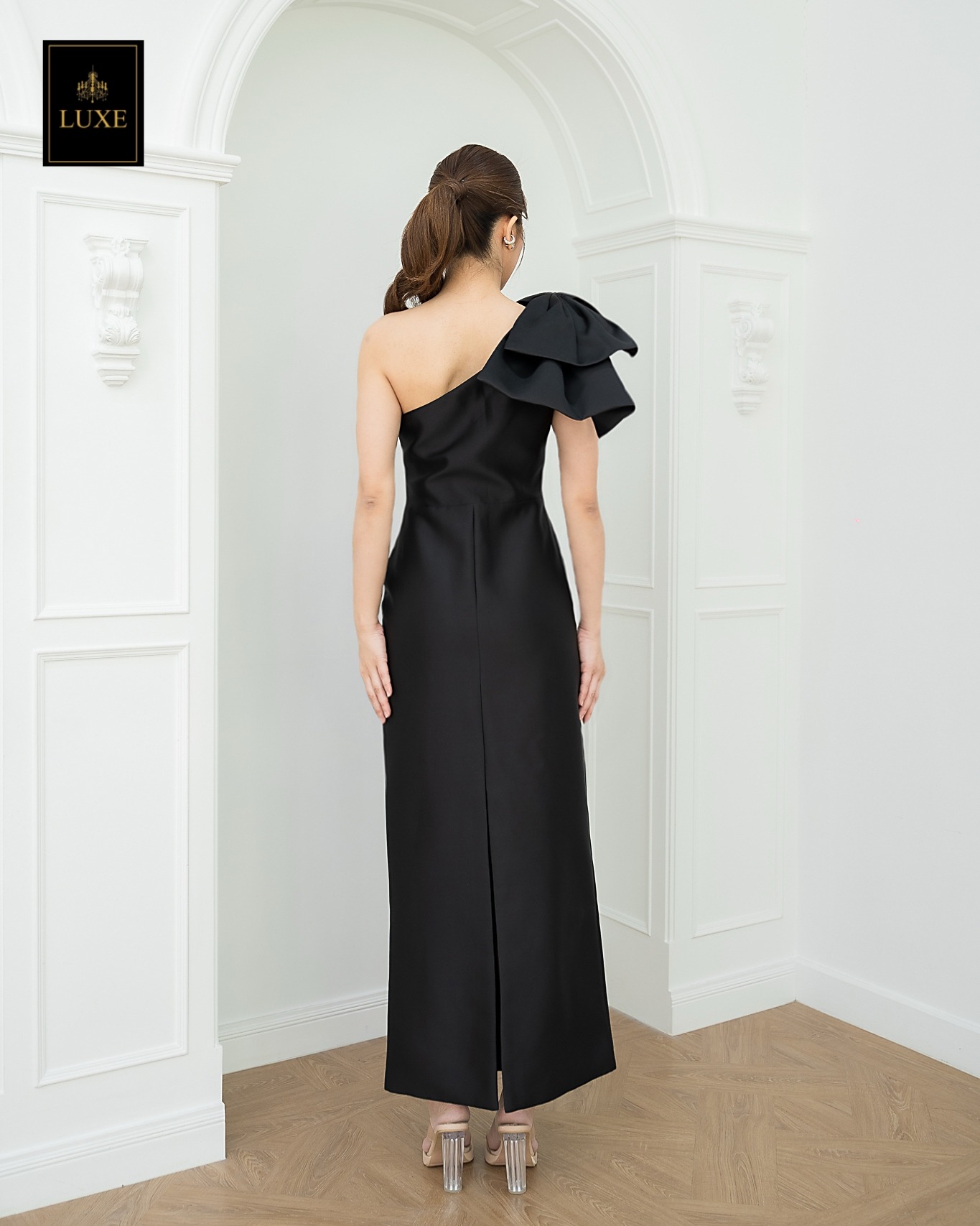 เดรสแฟชั่น เดรสเสื้อไหล่เดียวแขนกุด กระโปรงยาวทรงตรง แต่งโบว์ไซส์ใหญ่ที่ไหล่ขวา