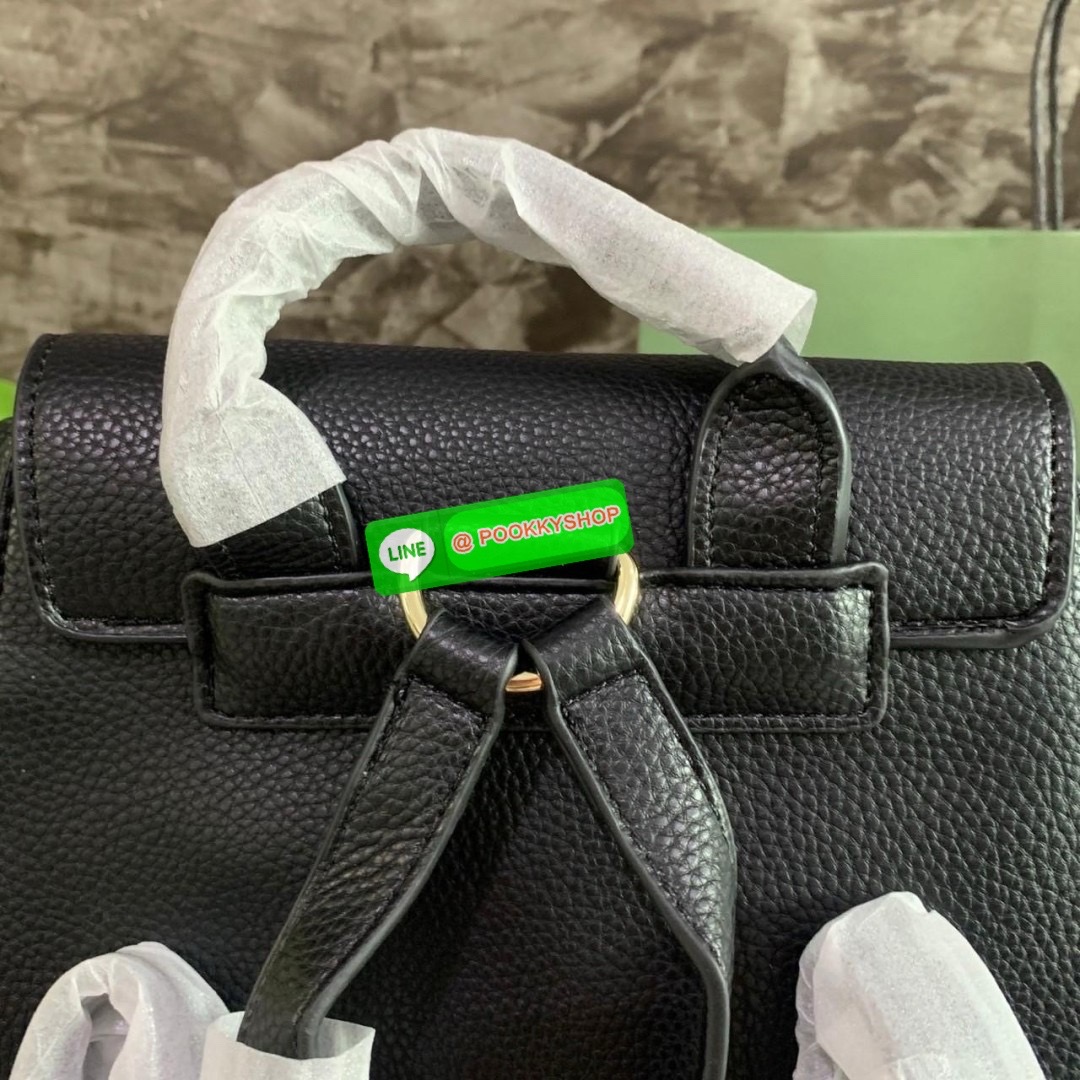 KATE SPADE NEW YORK Sinch Pebbled Leather Medium Flap Backpack กระเป๋าสะพายเป้หนังนิ่มลายหนังสวย ด้านหน้าตกแต่งด้วยชื่อแบรนด์ มีช่องซิปเล็กด้านข้างกระเป๋า 1 ช่อง ช่องใหญ่เปิด-ปิดด้วยตัวรูด ด้านในโล่งกว้างจุของได้เยอะมาก และมีช่องซิปใส่ของจุกจิกค่ะ