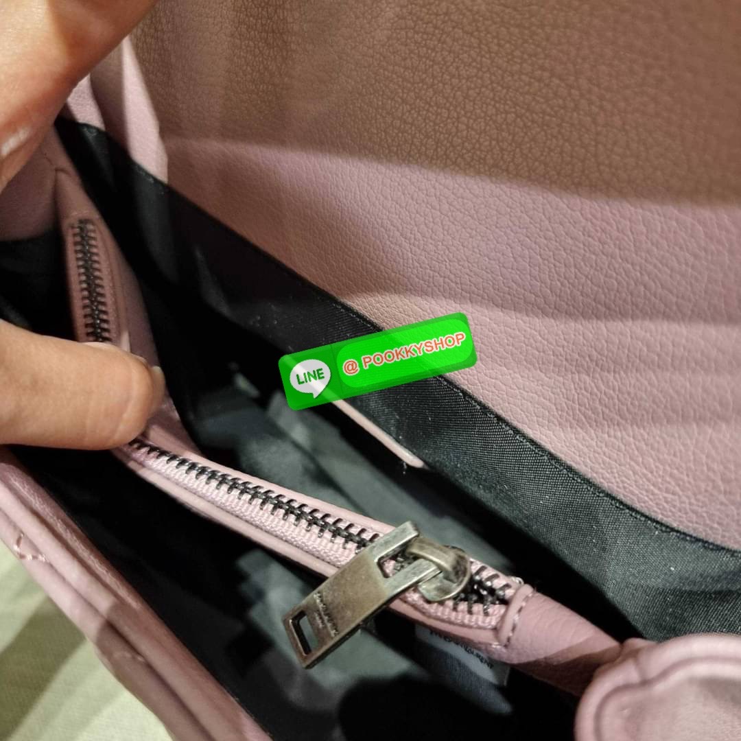 IN STOCK!! Yves Saint laurent crossbody boutique vip bag กระเป๋าสะพายไหล่ ดีไซน์ทรงสวยหรู พิเศษ แถมฟรี พวงกุญแจห้อยโลโก้ ดูแพงไปหมดจริงๆไอเท็มนี้ วัสดุหนังสังเคราะห์ลายคาร์เวีย เปิด-ปิดด้วยกระดุมแม่เหล็ก ภายในโล่งกว้าง แบ่งสัดส่วนไว้อย่างดี มาพร้อมหูจับใน