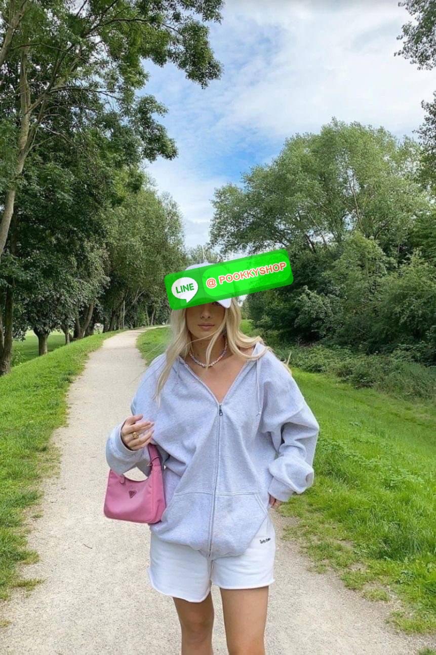 รุ่นใหม่แนะนำ!! รุ่นขายดีในตำนานค่ะ กับงานพรีเมี่ยมกิ้ฟท์ PRADA NYLON HANDBAGS ขนาดกะทัดรัด #อะไหล่เงิน วัสดุทำจากผ้าNylon อย่างหนา อยู่ทรง กันน้ำได้ หายห่วงคะ ด้านหน้ามีโลโก้แบรนด์ เปิดปิดด้วยซิป มาพร้อมสายผ้า ไม่สามารถถอดได้ ภายในบุผ้าลายPrada และป้ายโล