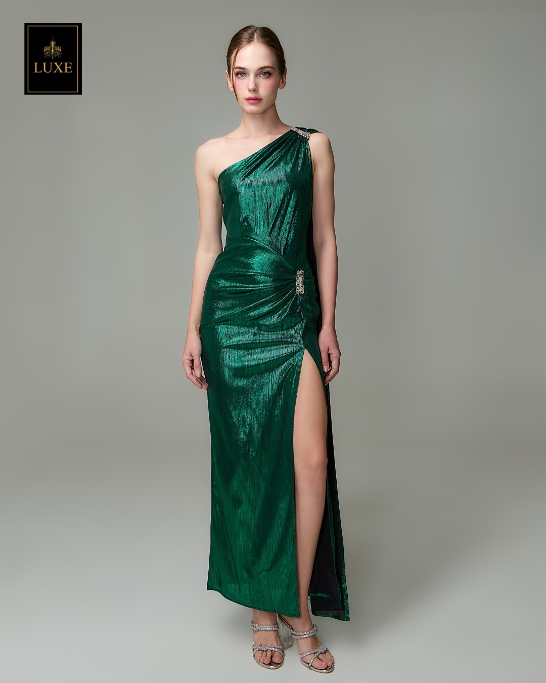 เดรสแฟชั่น แม็กซี่เดรสเสื้อไหล่เดียวทรงเข้ารูป มีผ้าเครปด้านหลัง กระโปรงทรงสอบผ่าหน้าขา